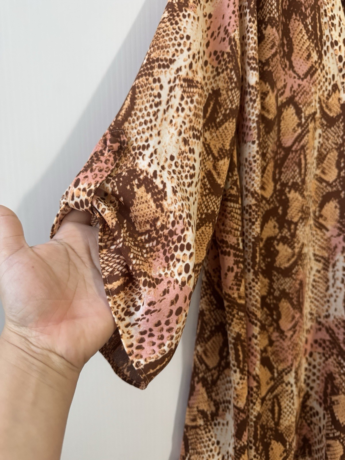 NEW Worthington Women’s 2X Top Roll Tab Sleeve V-Neck Snakeskin Print