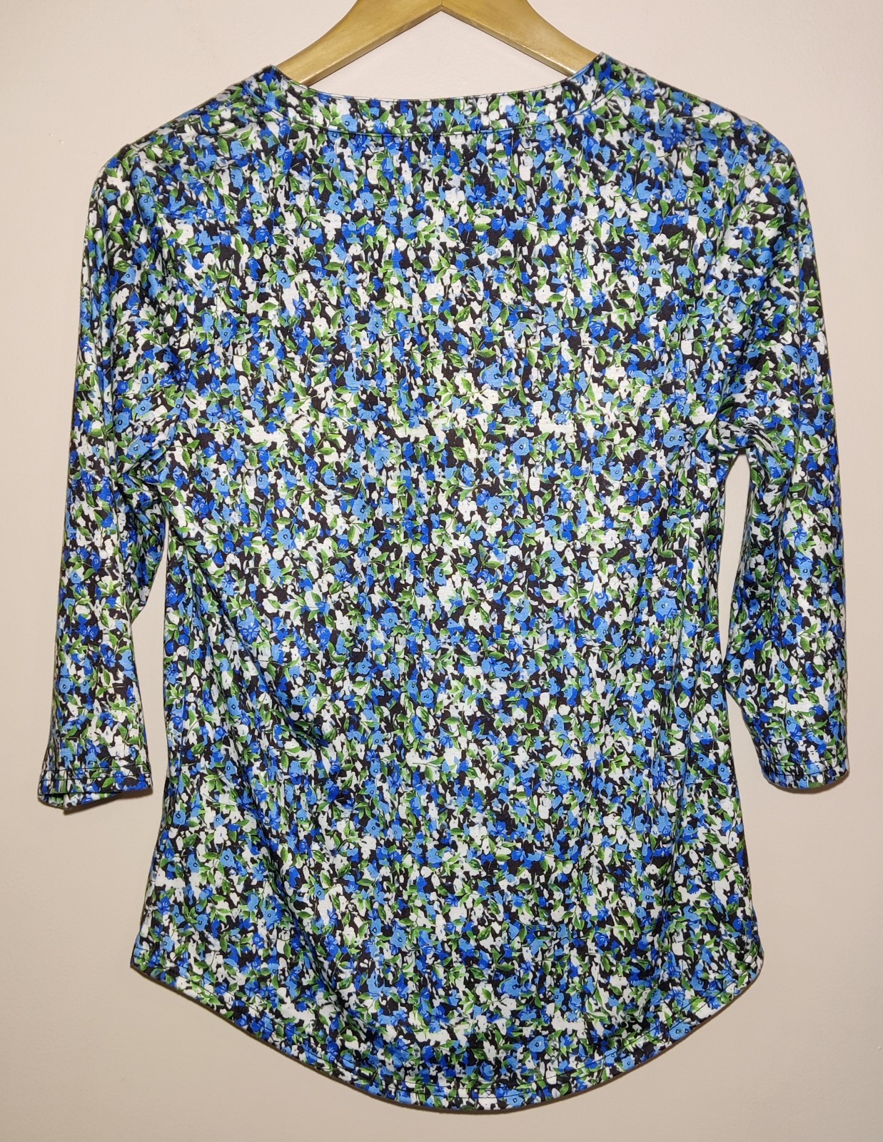 OFEEFAN Women’s (Size Small) Floral Long Sleeve V-Neck Shirt Polyester Stretch