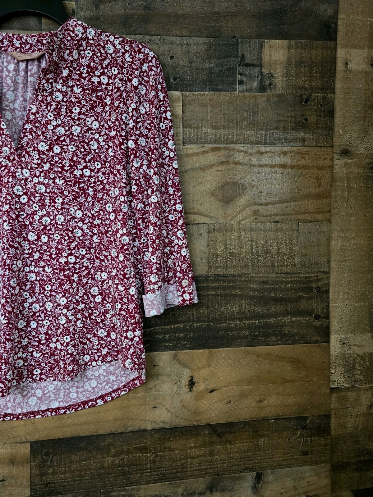 Amana Garden Floral Stretch Boho Chic Top Women’s Size Small V Neck Textured
