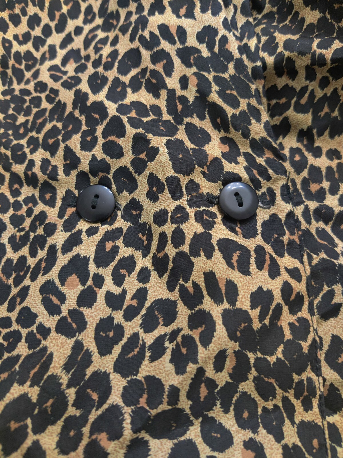 QUO 100% SILK Blouse Top Animal Print Sleeveless Cross Over Button Size L.
