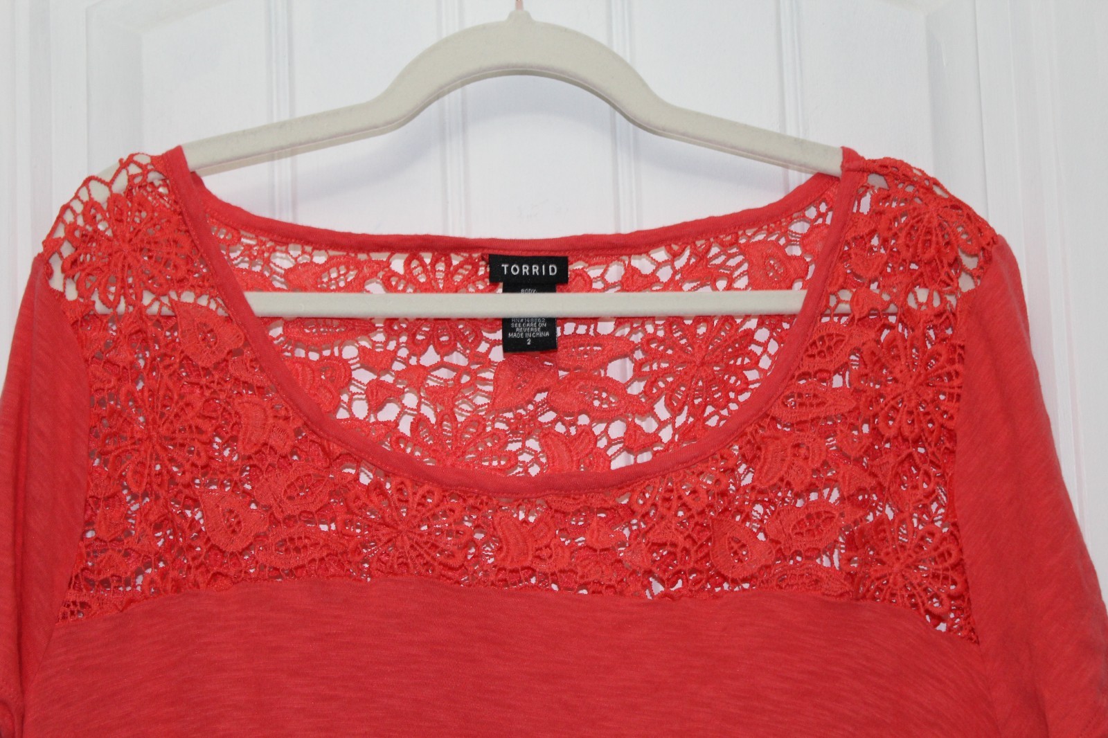 Torrid Womens Top Size 2 Coral Crochet Round Neck Short Sleeve (30-5)