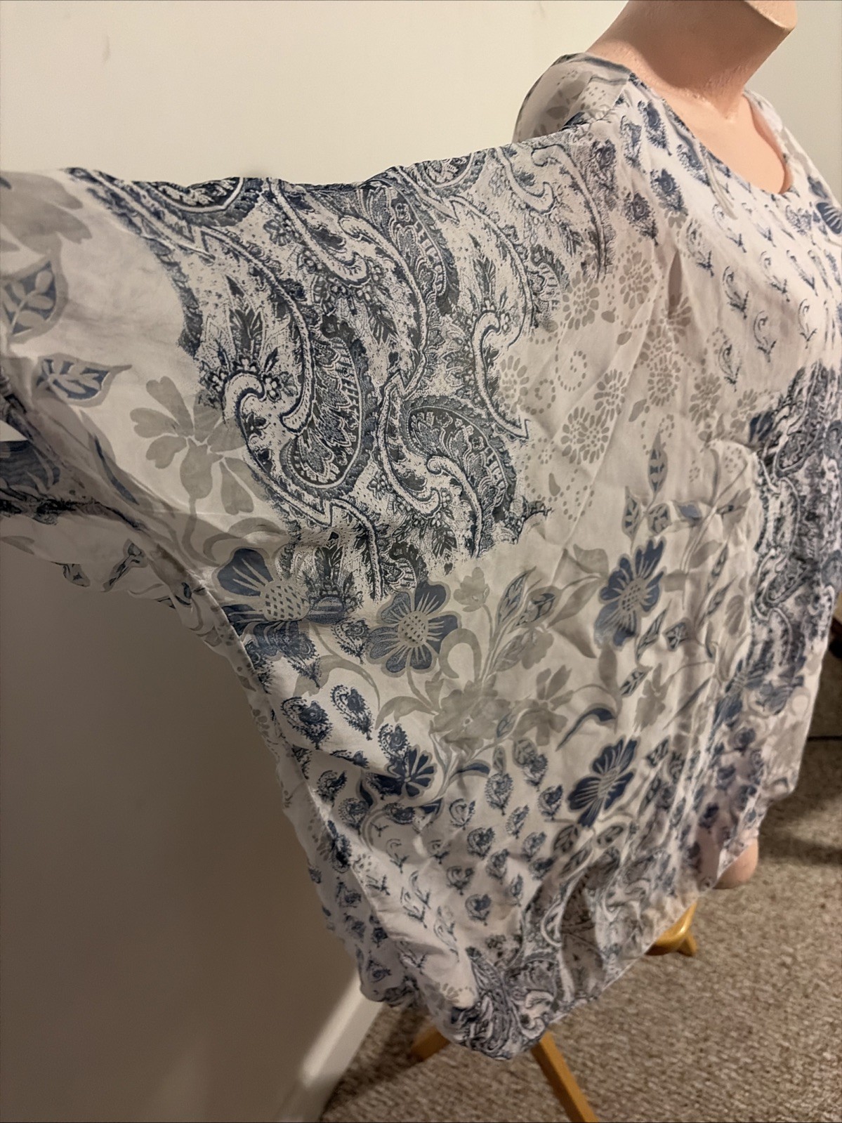 Saks Fifth Avenue Flowy Blouse Blue/white Italian Silk Sz XL paisley pattern.