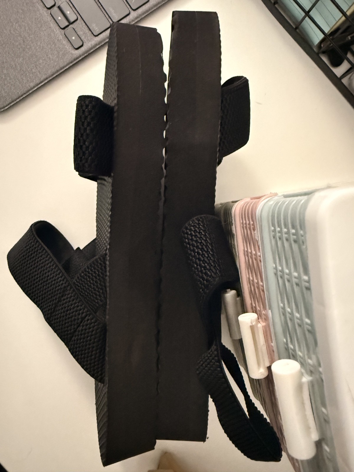 Simple and casual black flat wedge sandals