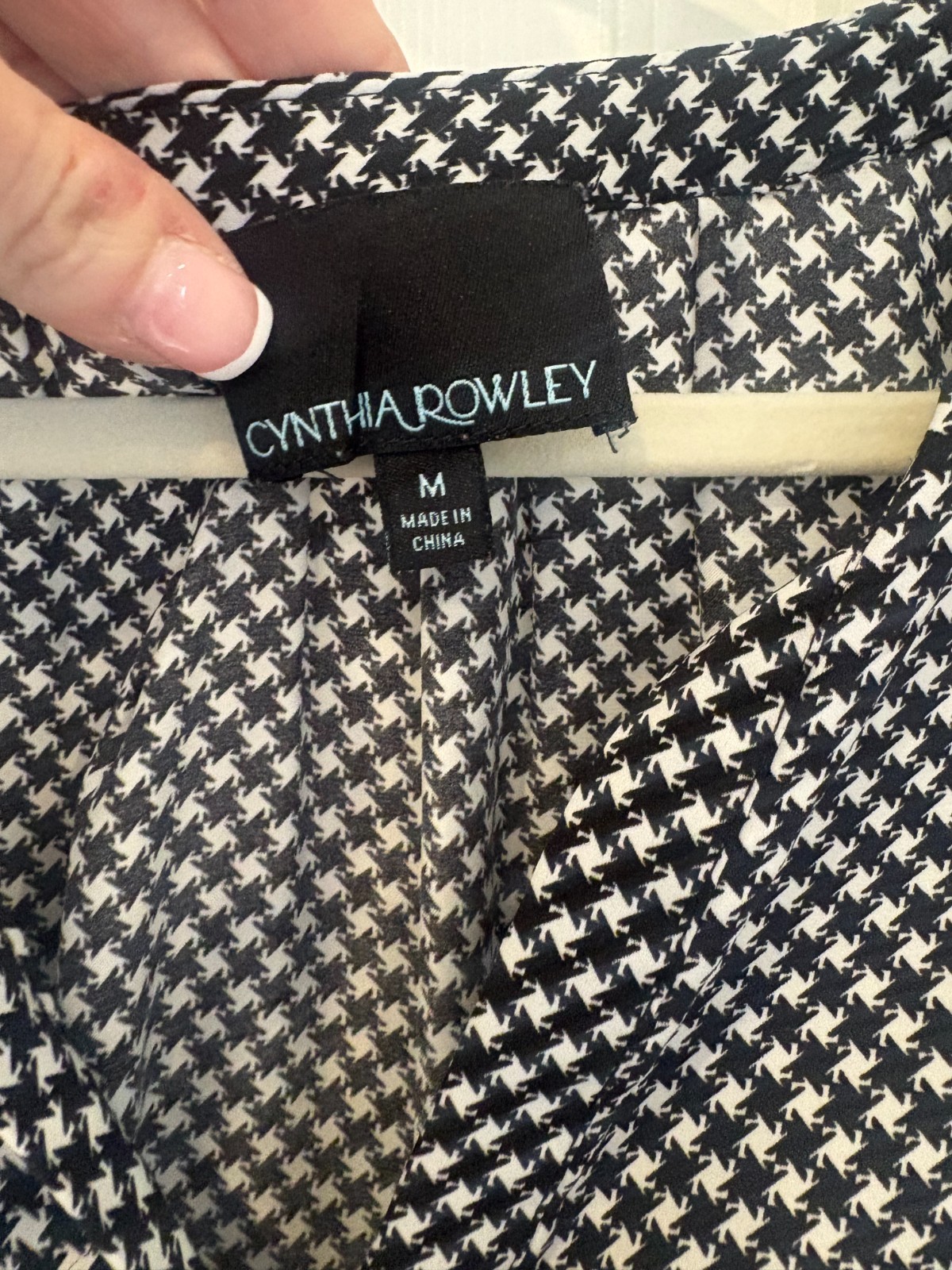 Cynthia Rowley Women’s M 8-12 Blouse Black White Houndstooth Print V-Neck Long