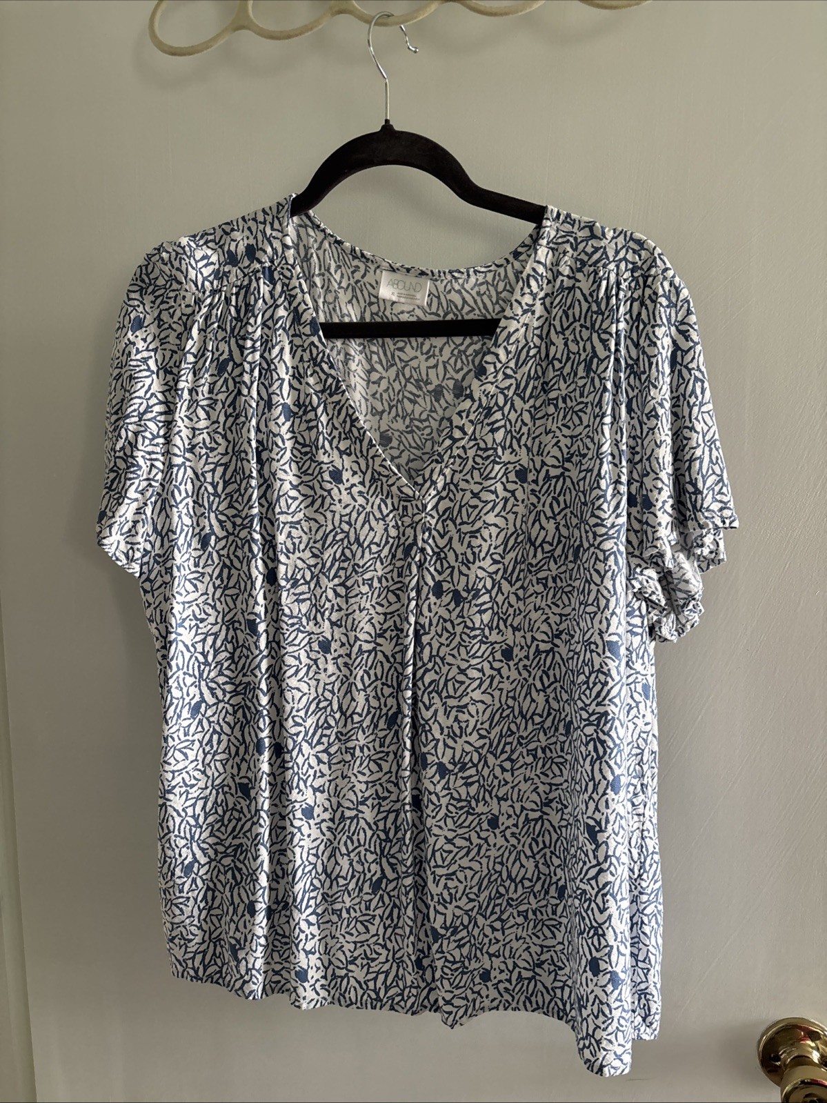 Abound Women’s Blue And White Floral Blouse, Size XL V-Neck (E15)