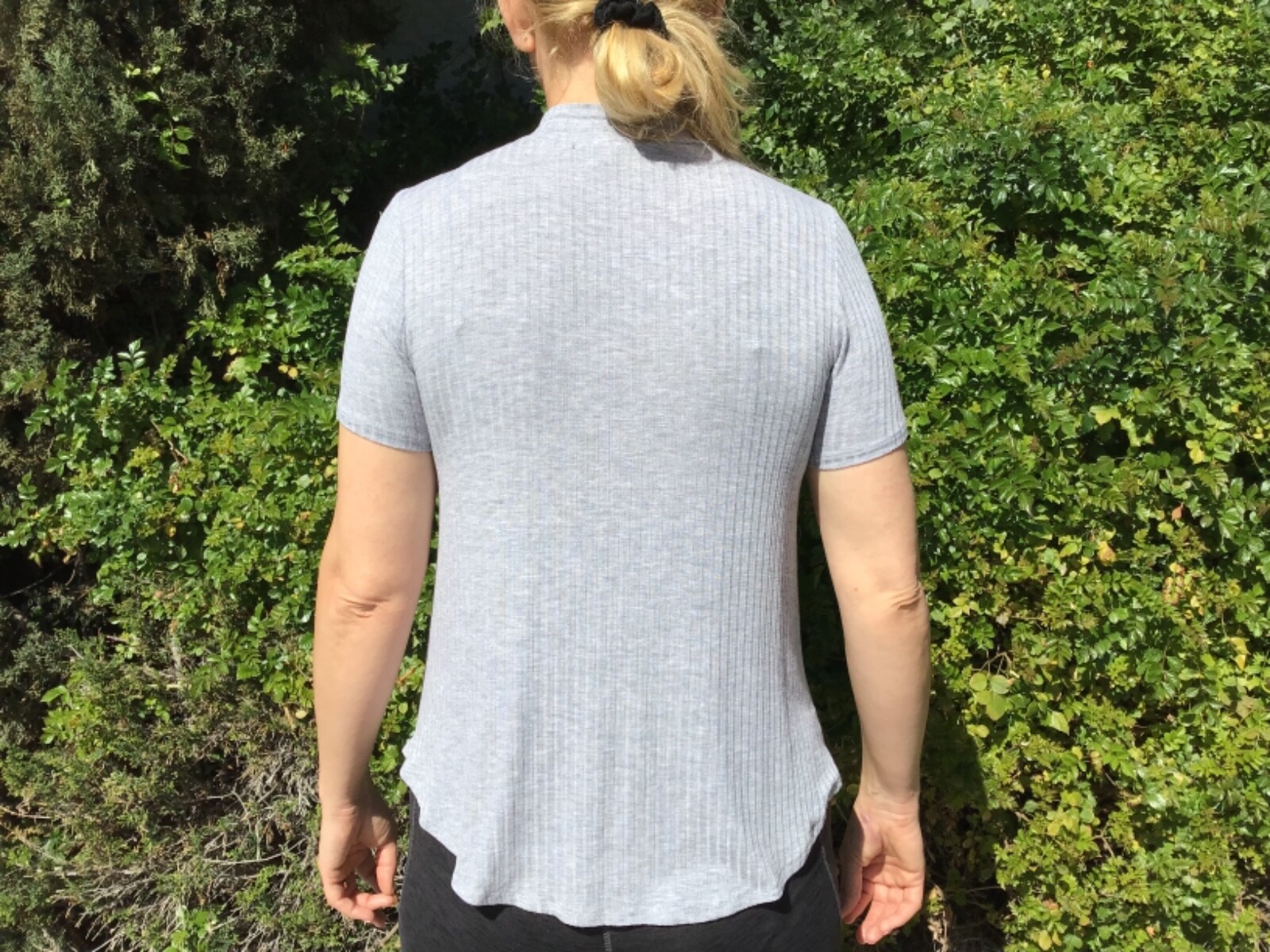 Ambiance Women’s Size:S Soft Gray Short Sleeve Top Choker-V-Neck 95% Rayon