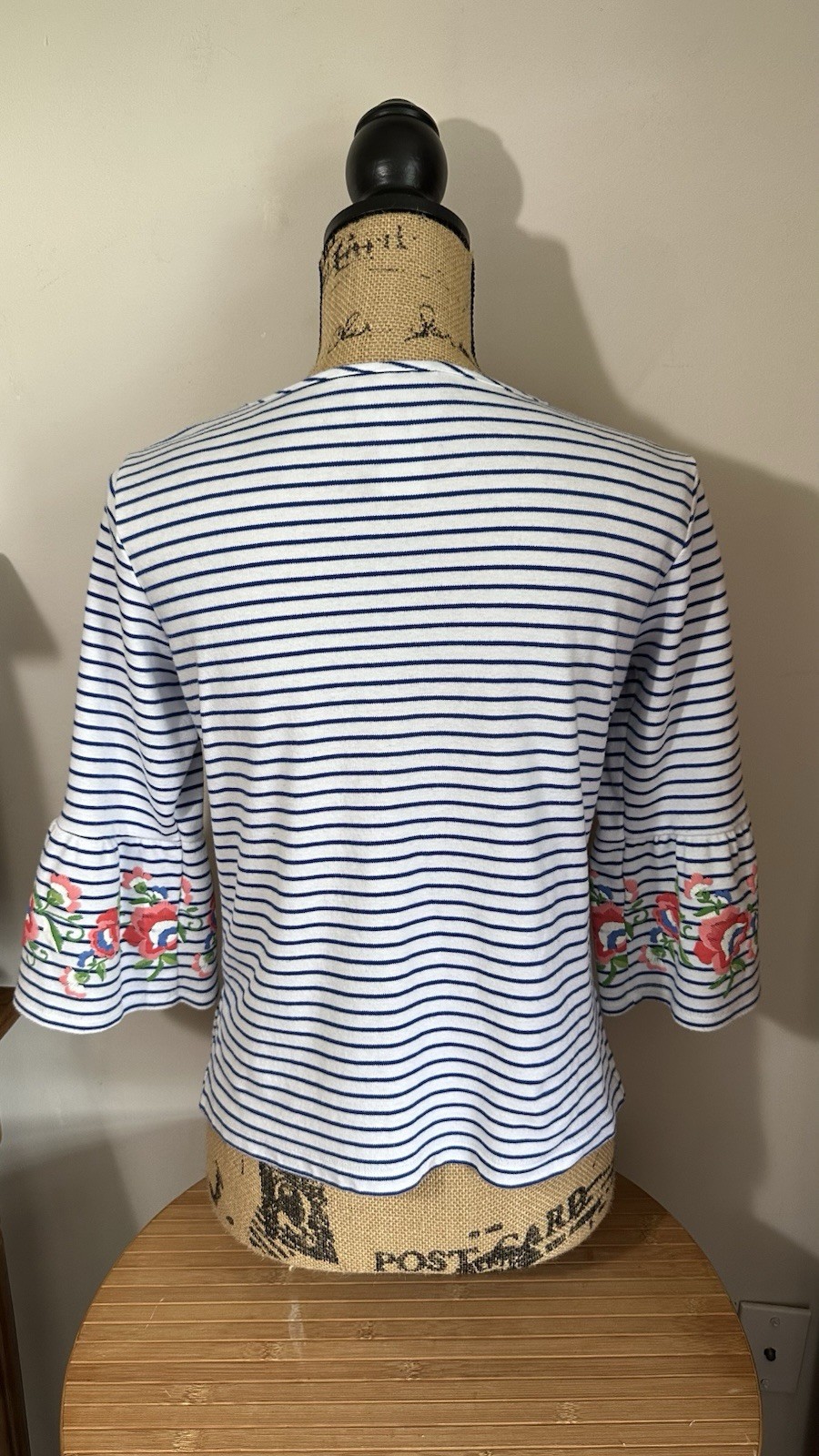 WOMANS SIZE P/SMALL”ALFRED DUNNER”WHITE/BLUE/PINK/GREEN BELL CUFFS TUNIC