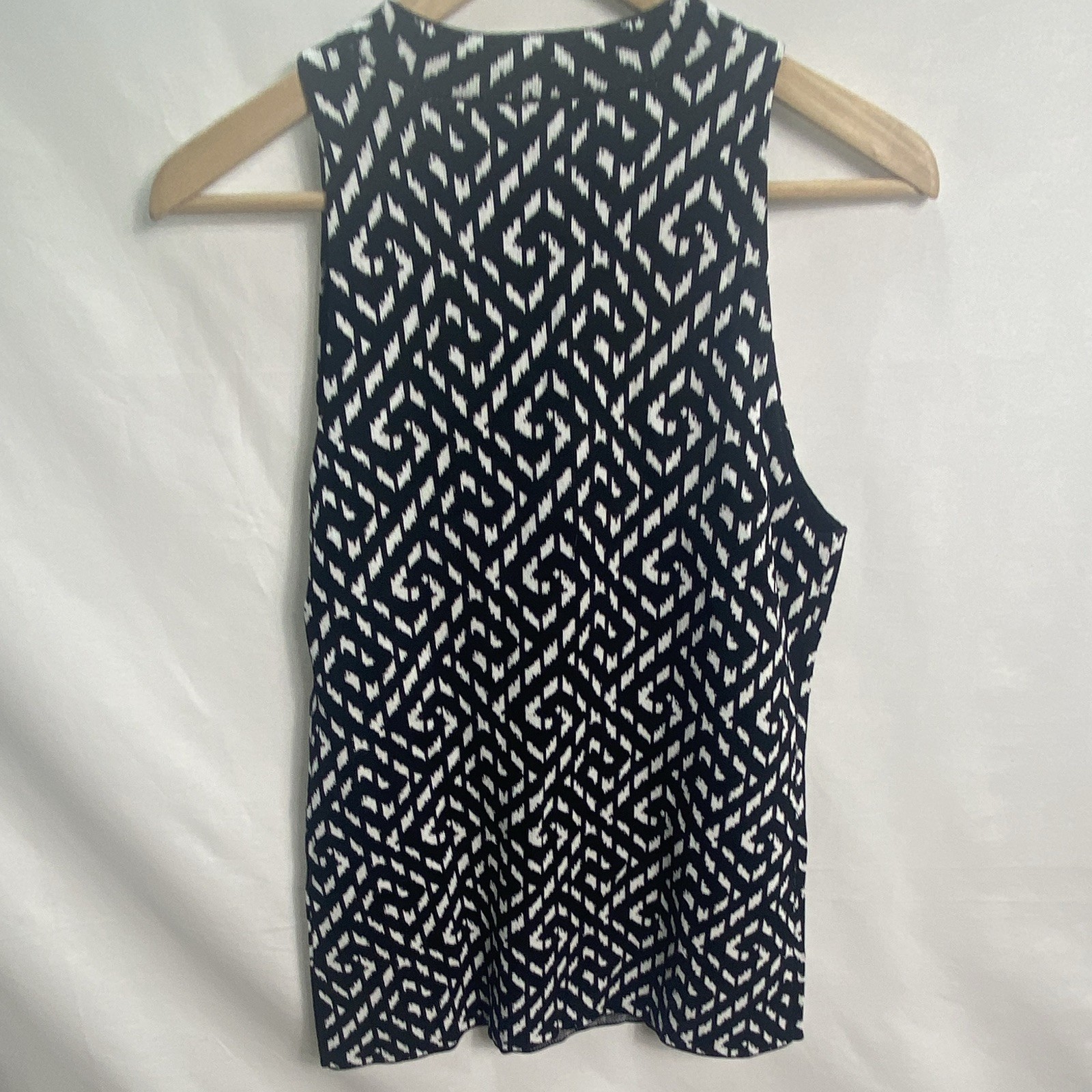 White House Black Market Women’s M Black/White Geometric Knit Crew Neck Tank