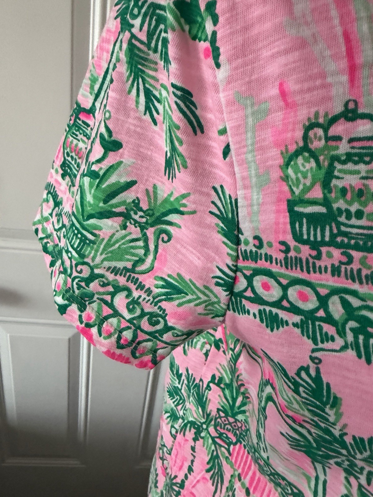 Lilly Pulitzer Etta V-Neck T-Shirt Womens M Pink Green Tropical Palm Slub Cotton