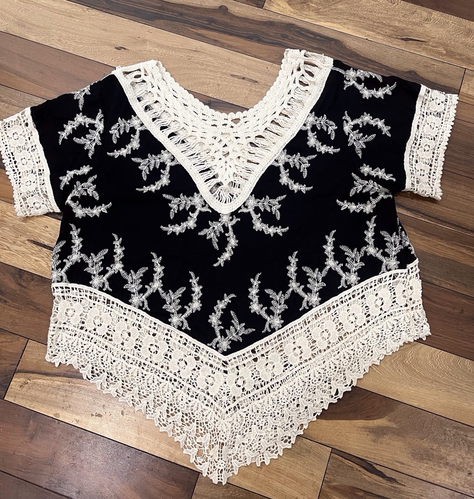 Solitaire XL Black White Embroidered Crochet Lace V-Neck Tunic Blouse Women’s