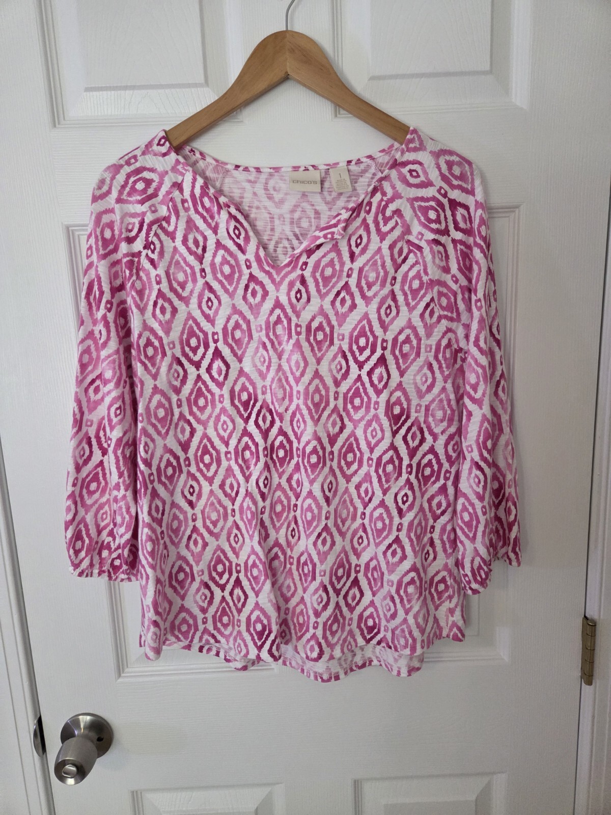 Chico’s Top Women’s Sz Medium/1 Pink And White Ikat Print Boho Soft Knit V Flowy