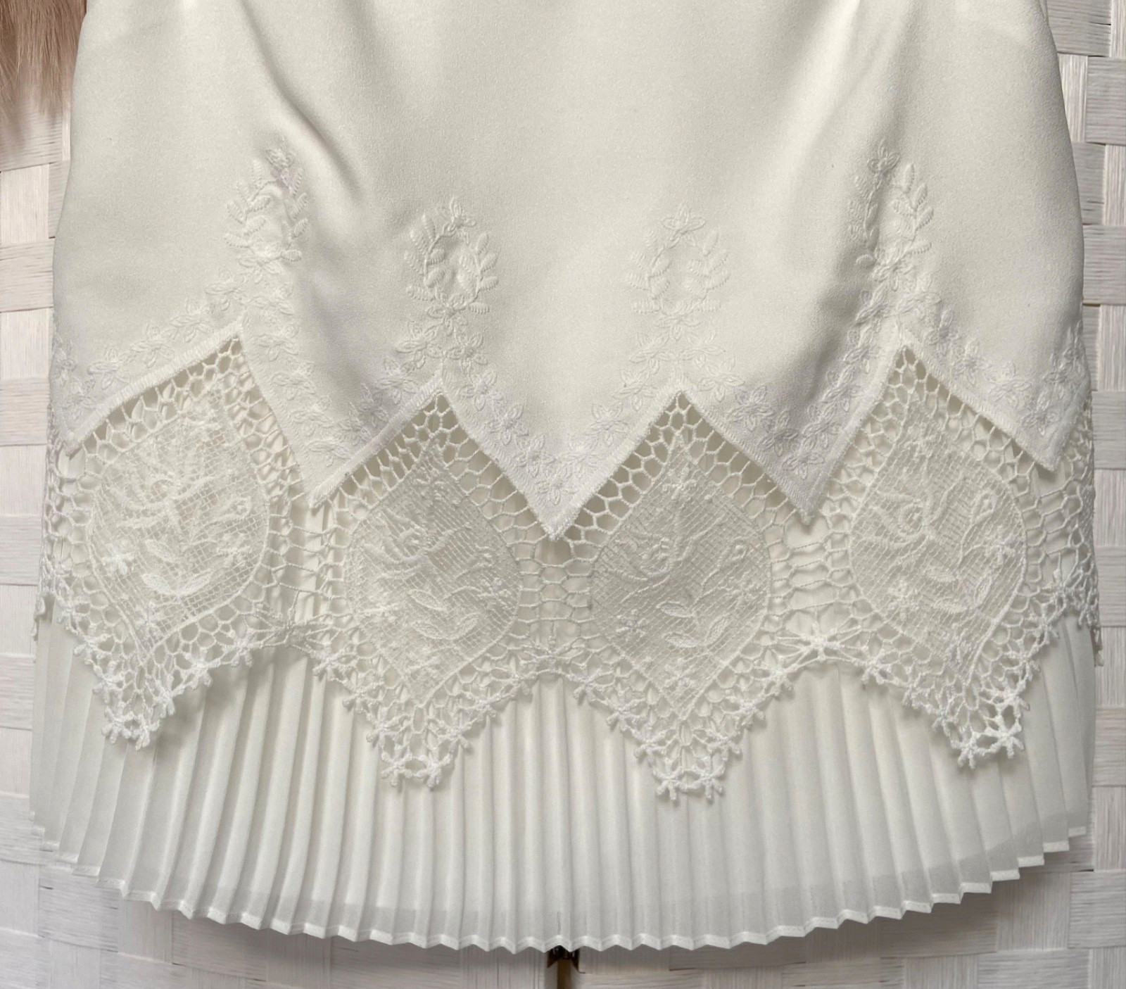 Ted Baker Off White Chevron Pleated Lace Trim Short Sleeve Top Gold Zip Size 1