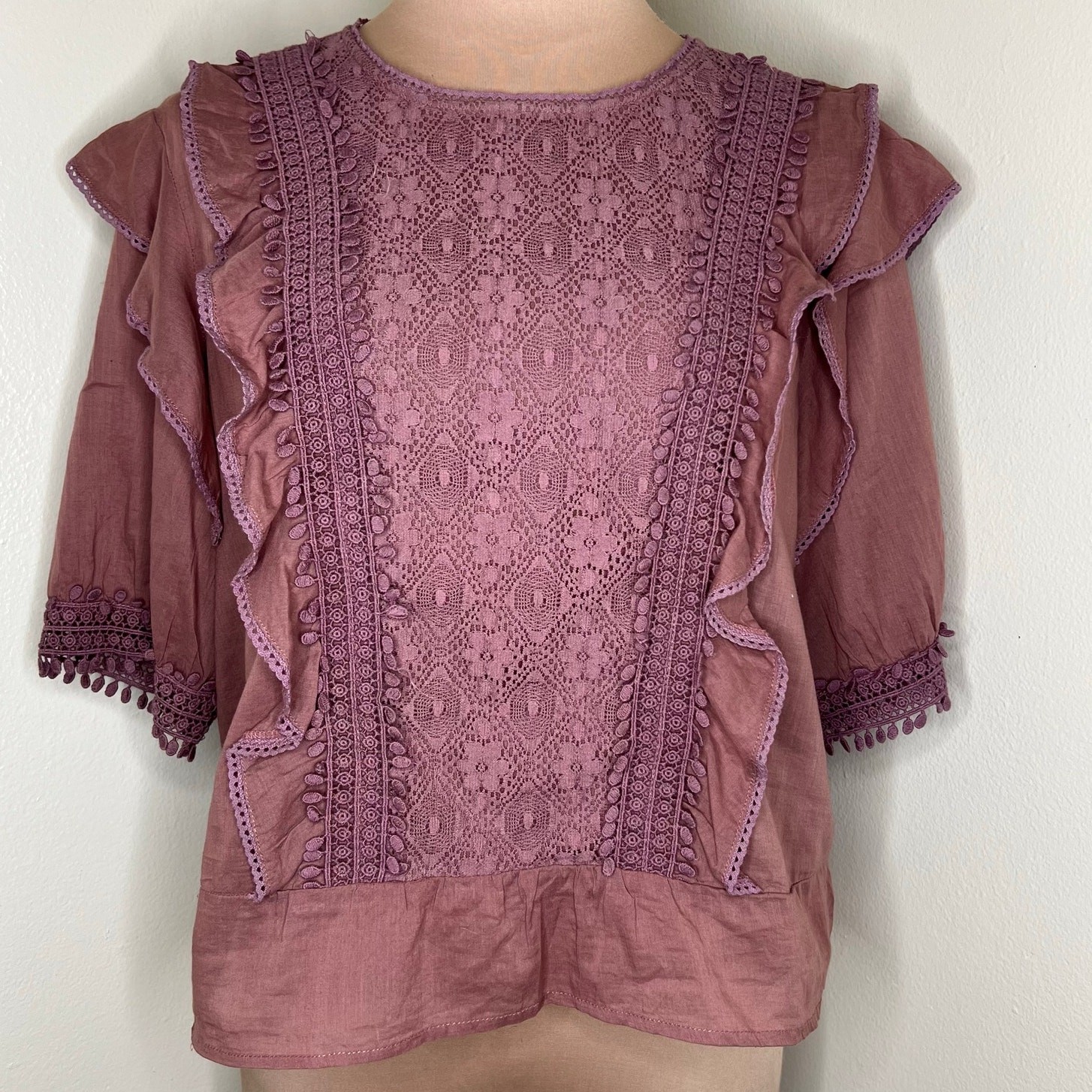Love Sam Top Small Womens Mauve Short Sleeve Back Button Lace Crochet Ruffle Tie