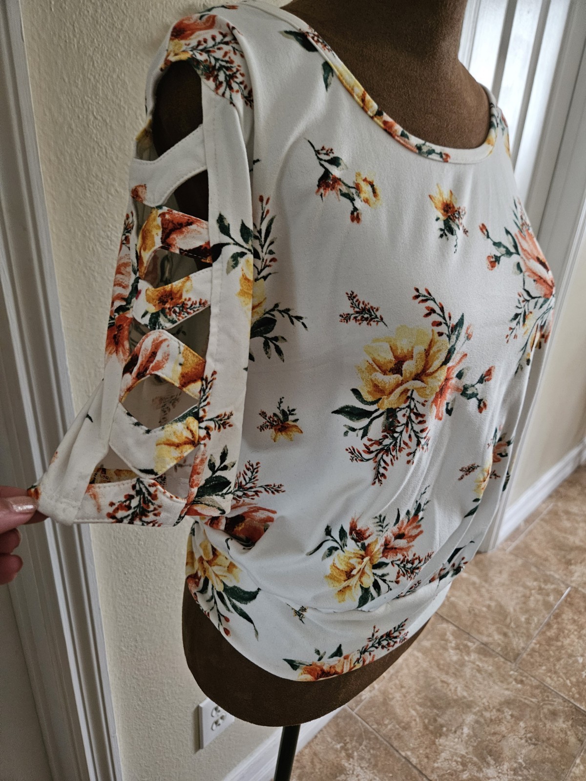 White Floral Blouse With Mid Sleeve Length Sleeves Size Medium