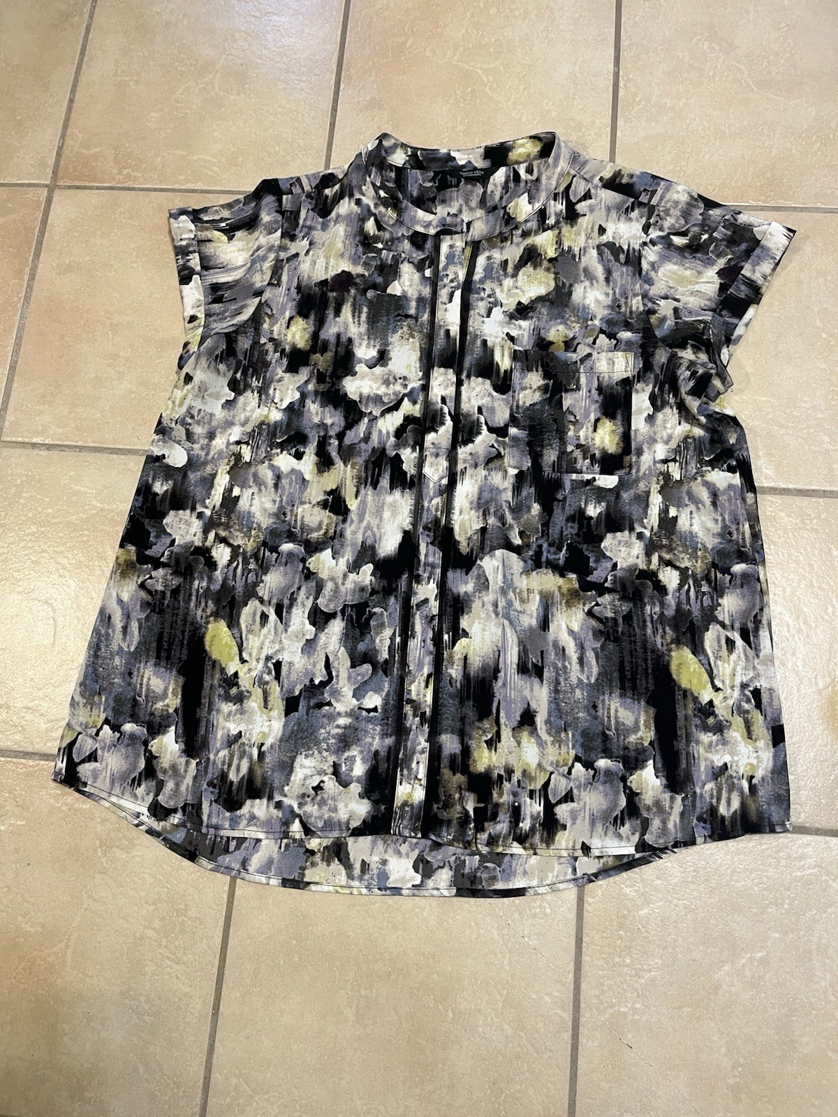 568 Vera Wang Top W/ Multicolor Abstract Floral Print & Front Button Placket XL