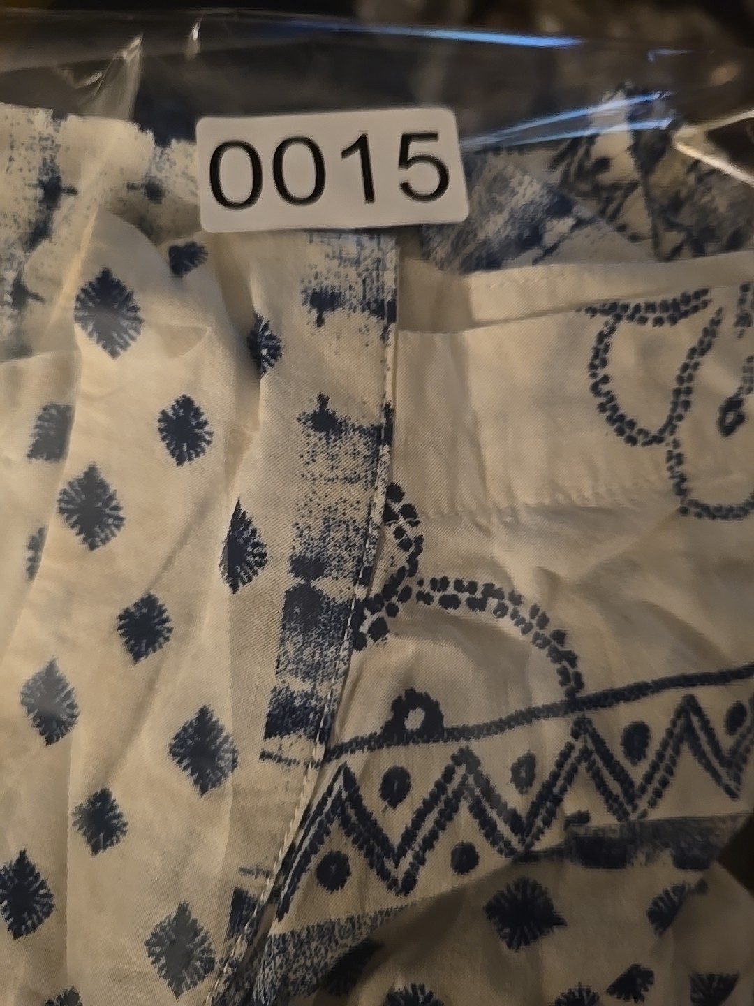 ​Rip Curl Women’s M Blue White Print High Neck Long Sleeve Blouse Keyhole