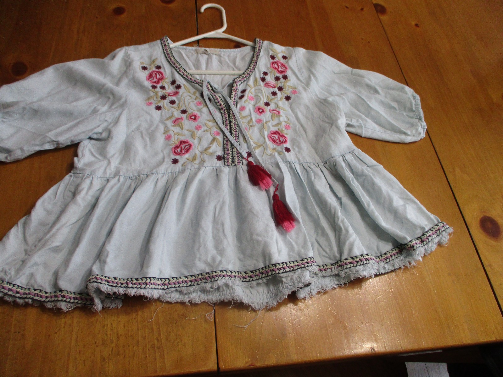 C & V ~Chelsea & Violet Distressed Cropped Top W/Embroidery Design,Size Large,