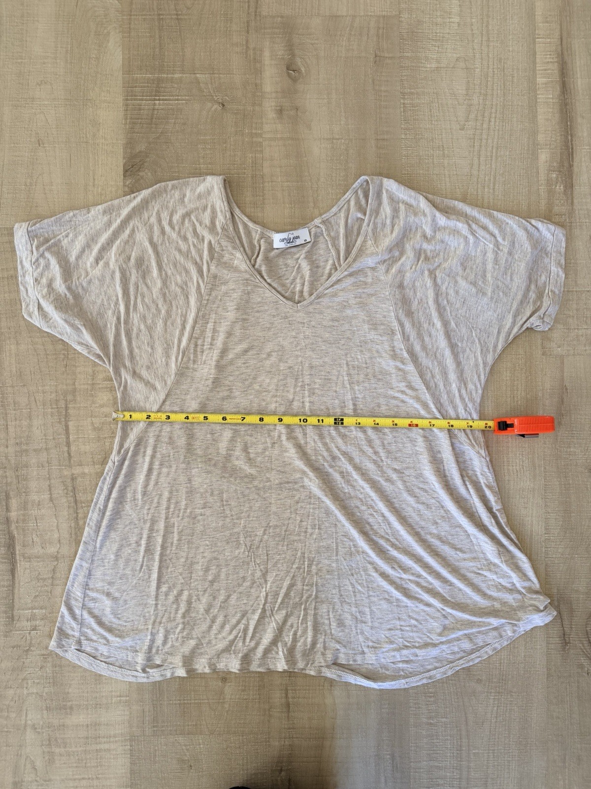 Carly Jean Los Angeles Women’s Beige V-Neck Short Sleeve Stretch Tee Size XS