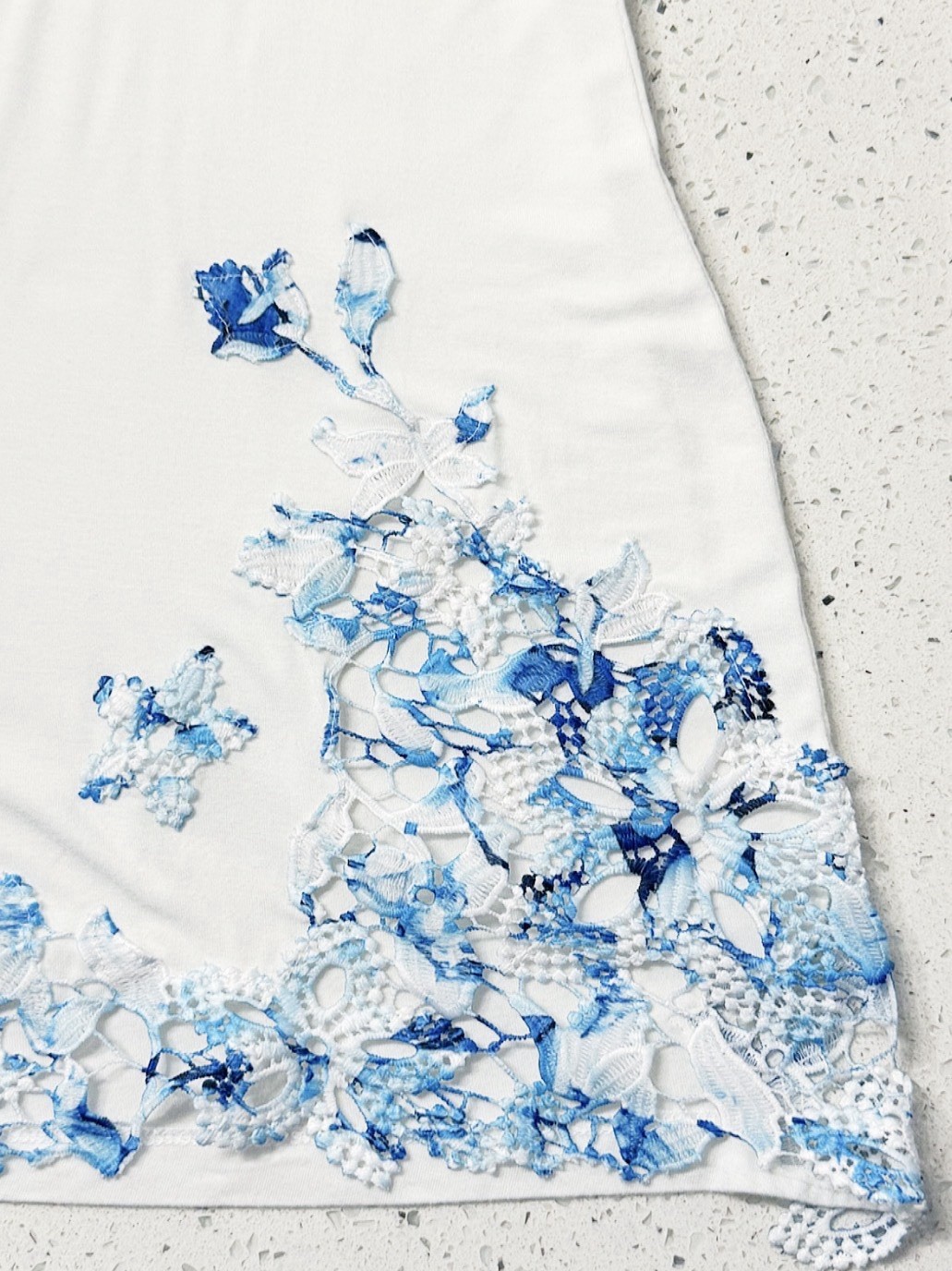 Elie Tahari Top Blouse Women M White Blue Floral Lace Applique Short Sleeve