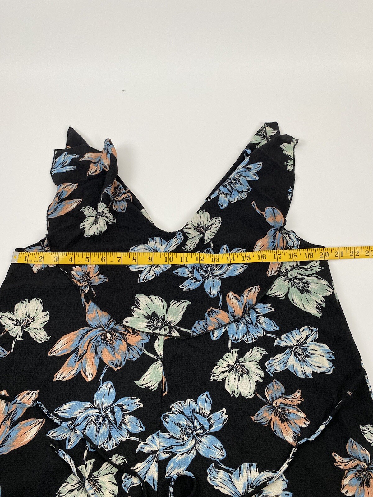 Moon Kiss women’s sleeveless black with flowers top size medium