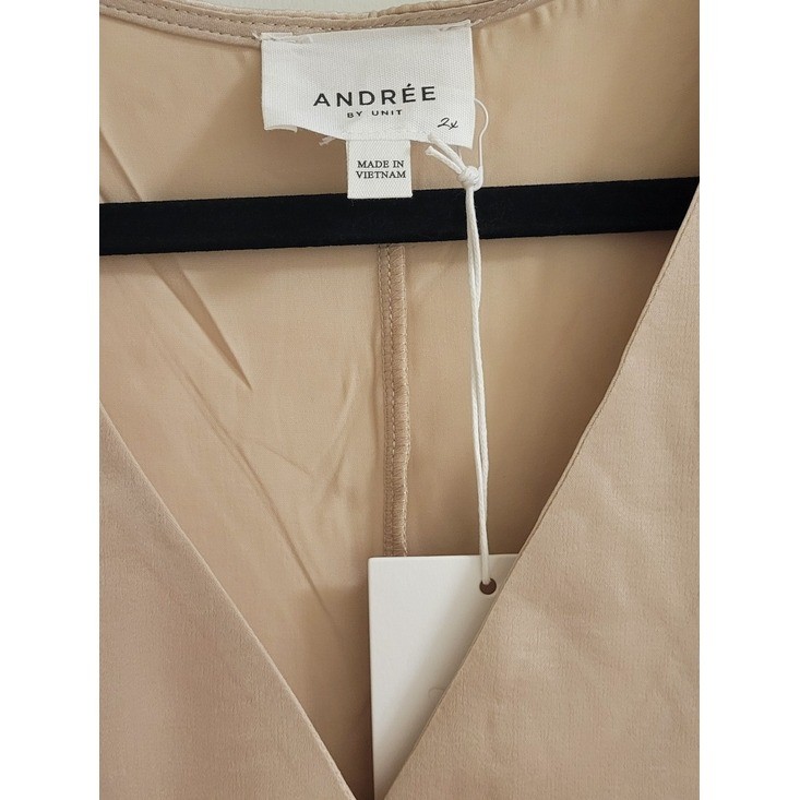 ANDREE BY UNIT SS Flutter Relaxed V-Neck Blouse in Beige Size 2x Soft Fabric