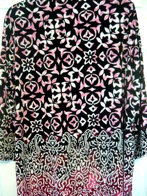 Ladies Large, Blouse Top, 3/4 Flared Sleeve, Banded Neckline into an open V.
