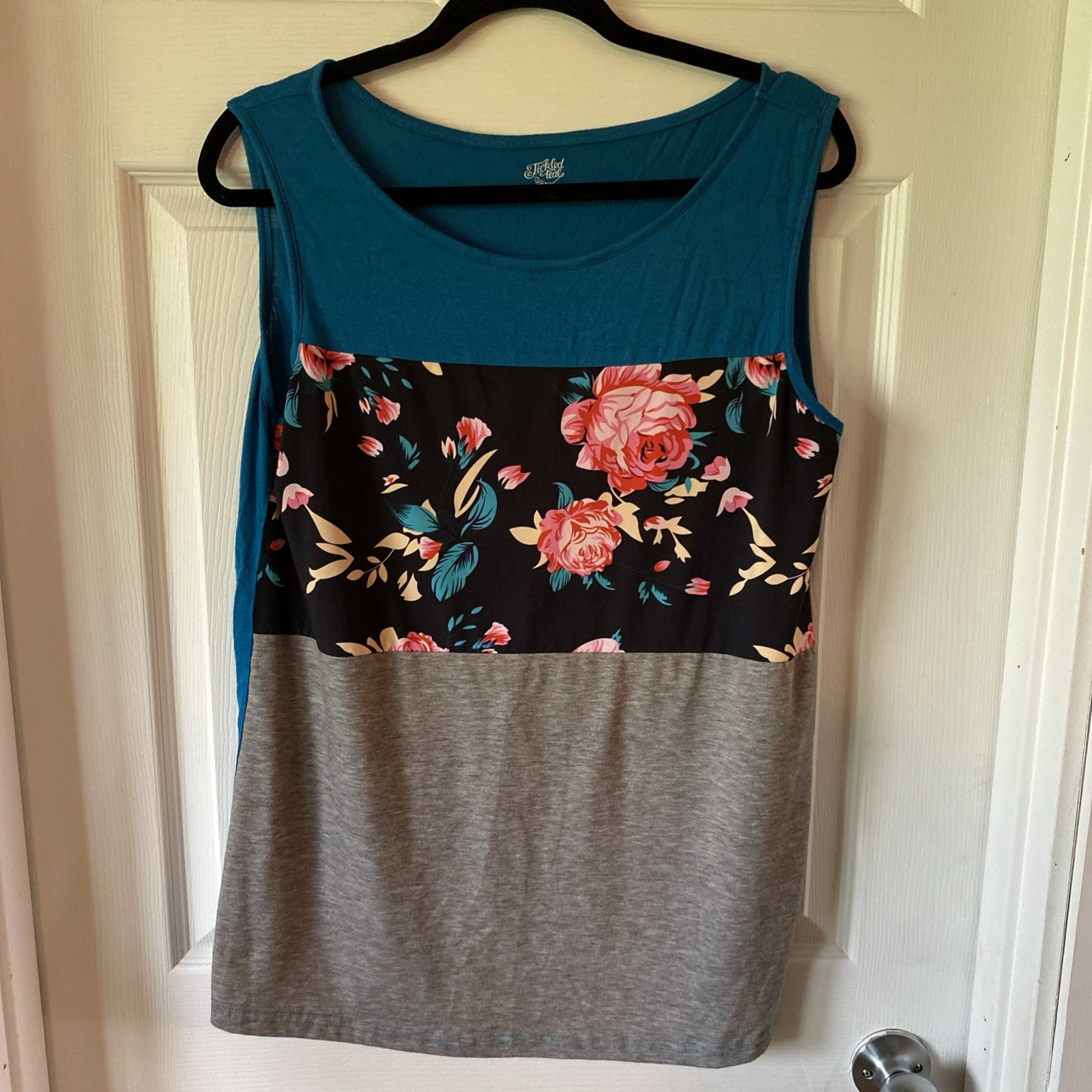 Tickled Teal Top Women’s Size Large Sleeveless Round Neck Floral Pullover