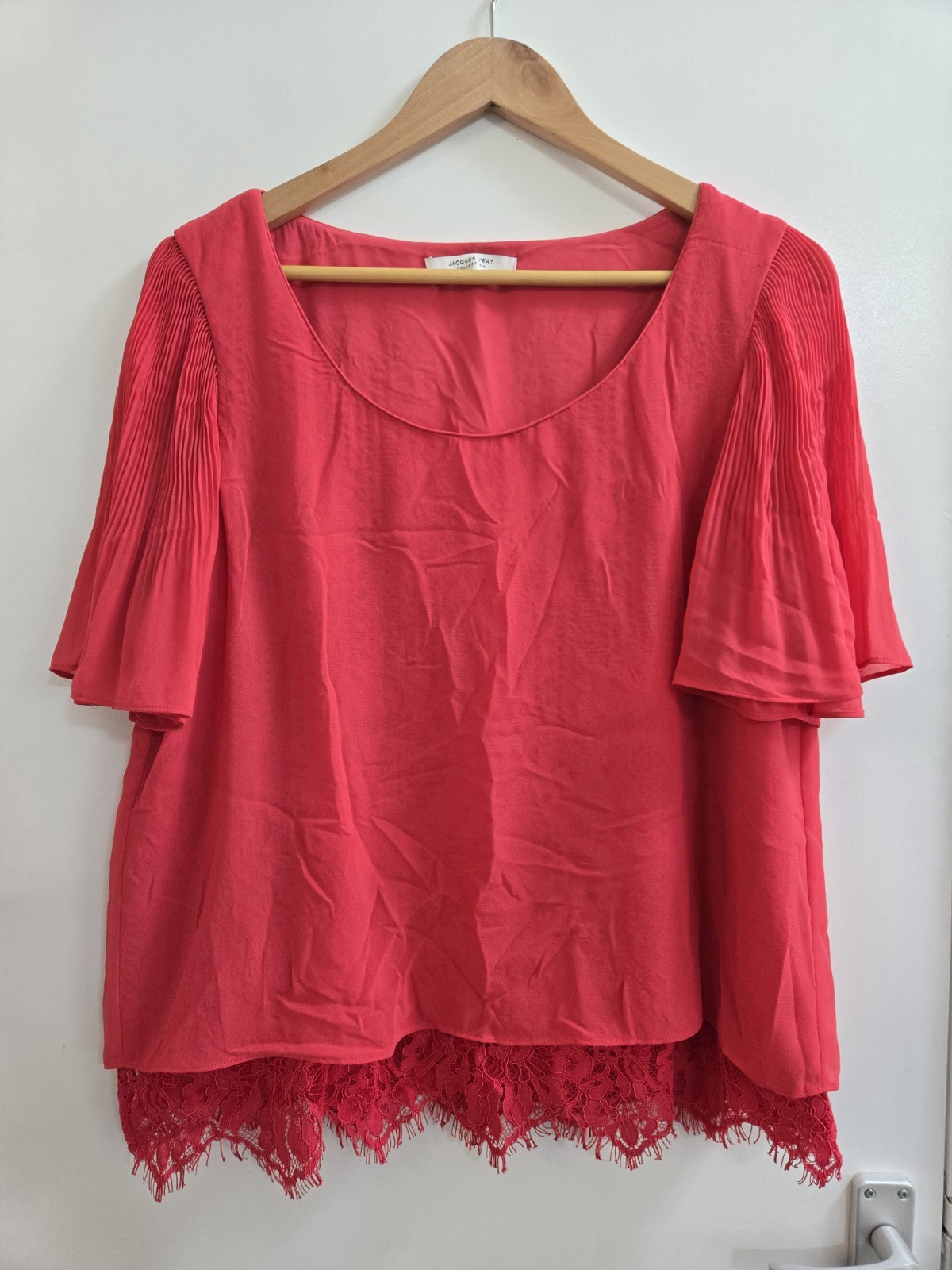 Jacques Vert Coral Red Plisse Sleeve Lace Back Ocassion Blouse – Size 14