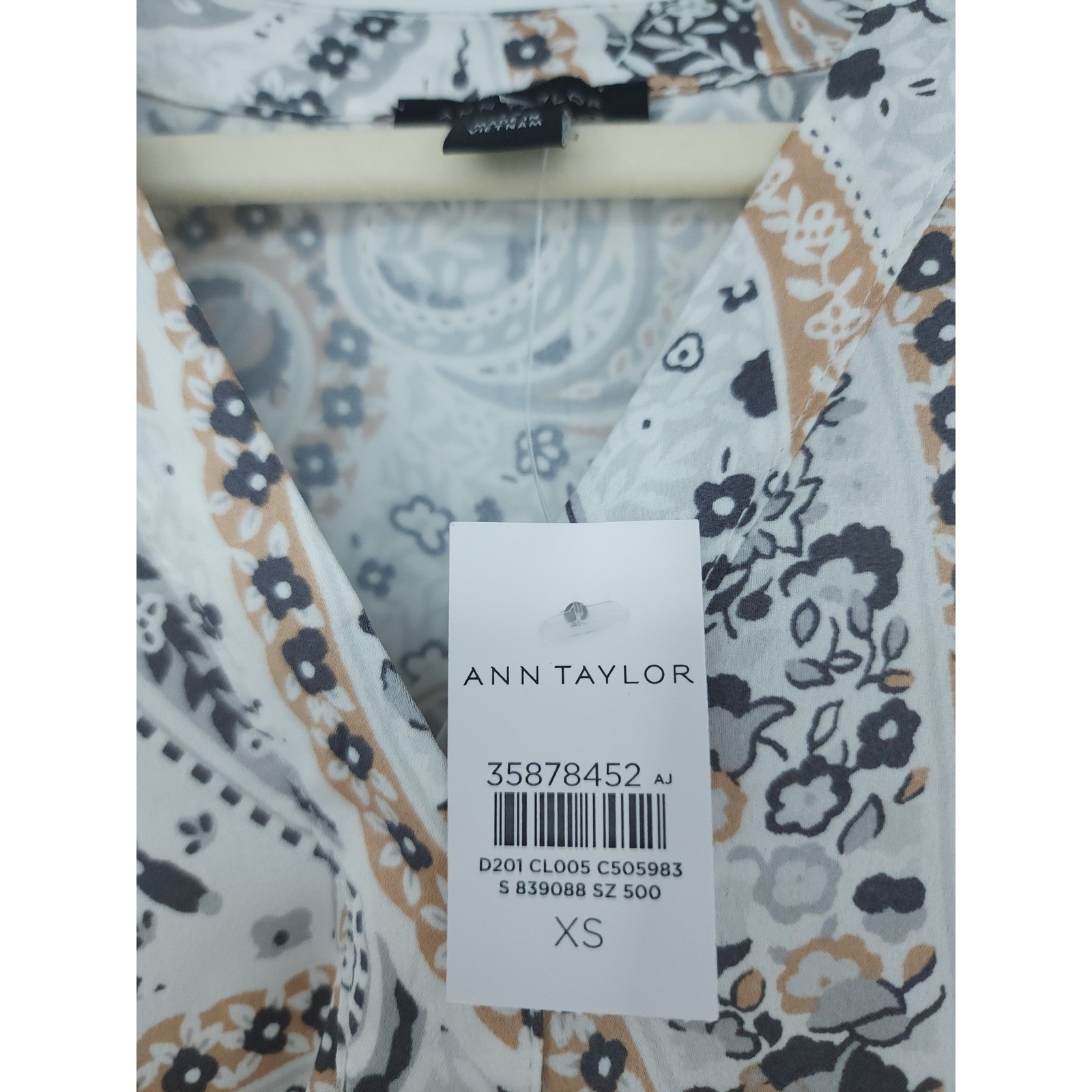 NWT Ann Taylor Satin Button Up Blouse Womens XS White Boho Paisley Luxury Career
