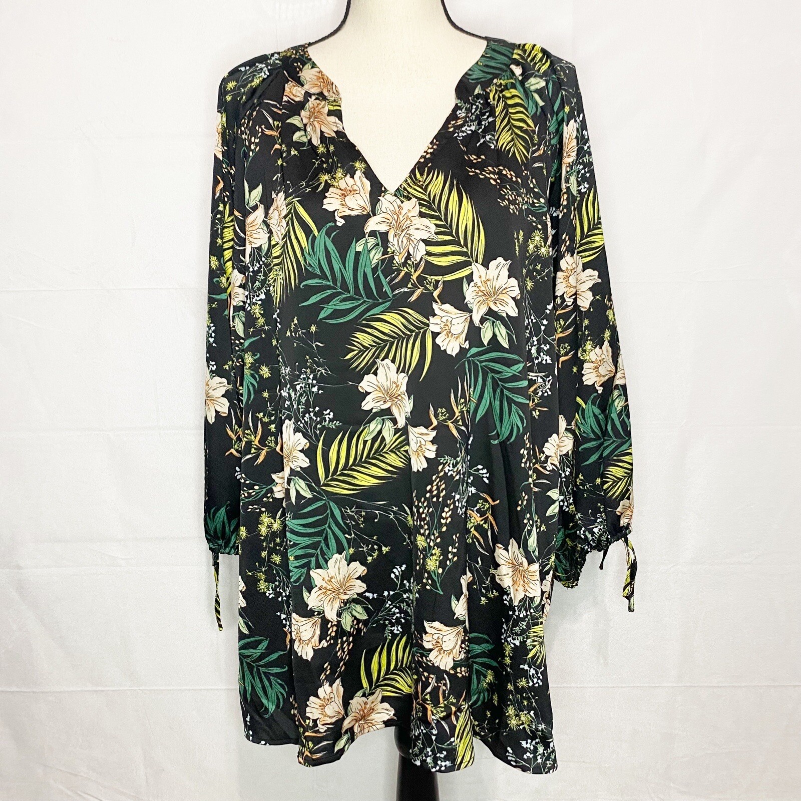 NWT Suzanne Betro Floral Tunic Top 3/4 Tie Sleeve Notch Neckline Size 1X