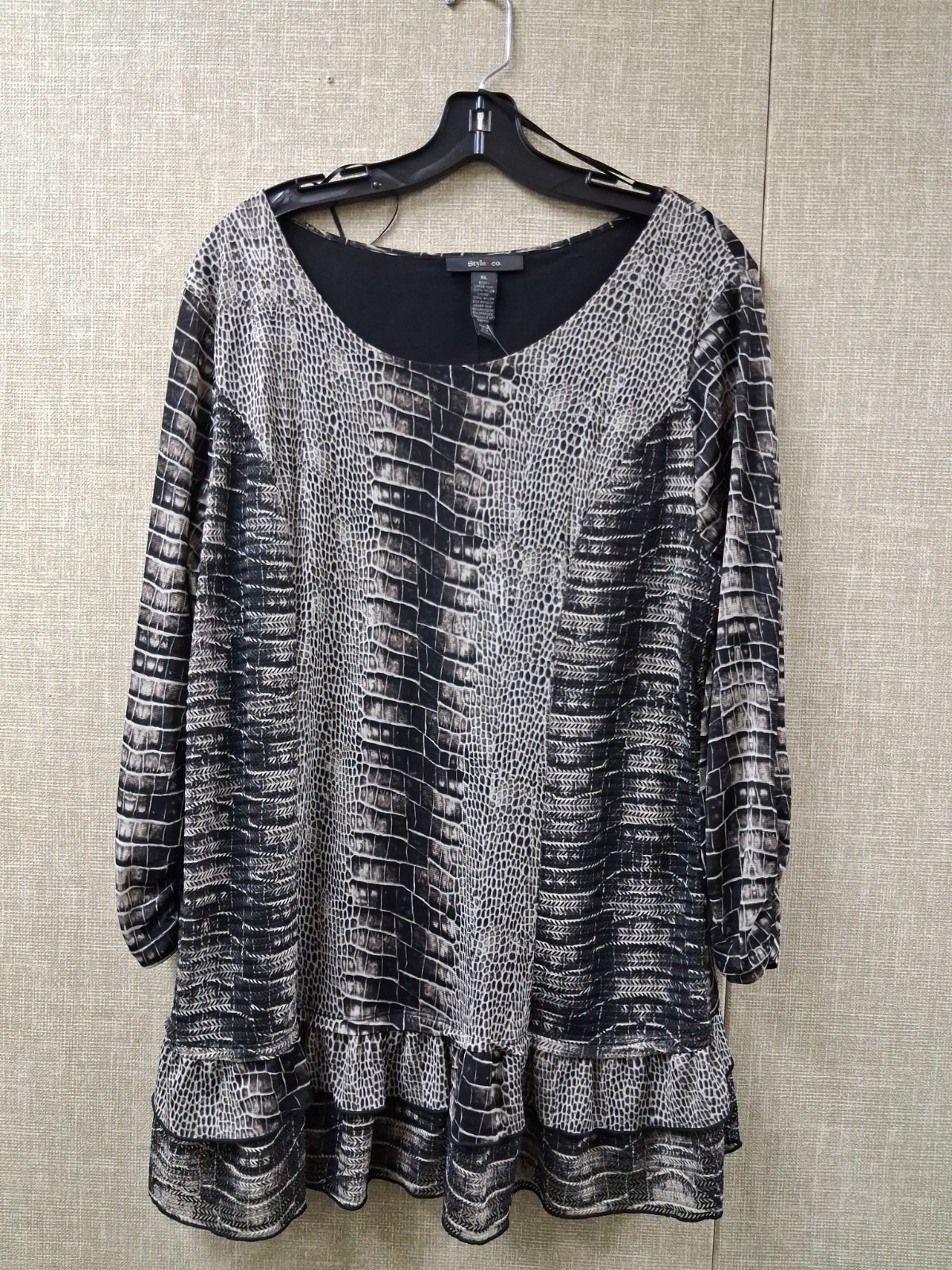 Style Co Tunic Top Woman’s Size XL Alligator Black White 3/4 Sleeve Lined Friled