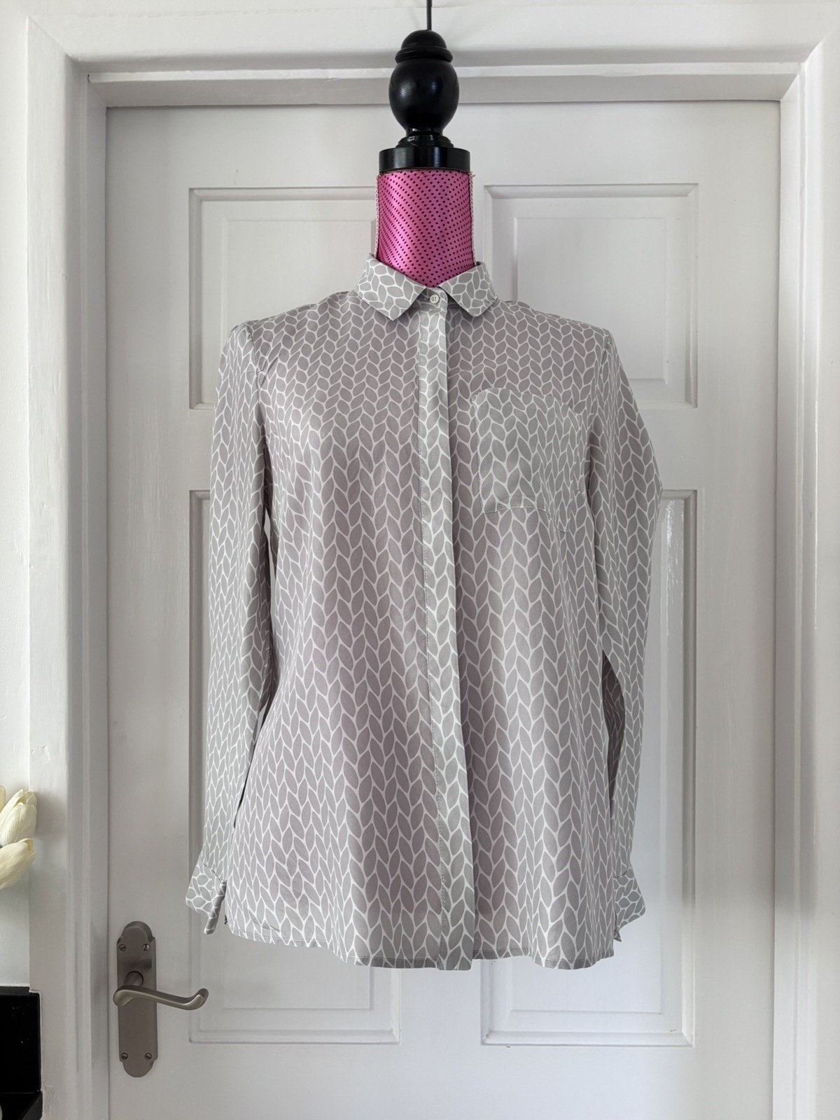 JIGSAW .. Grey & White Long Sleeve 100% SILK Blouse Sz 10 – Exc. Cond.