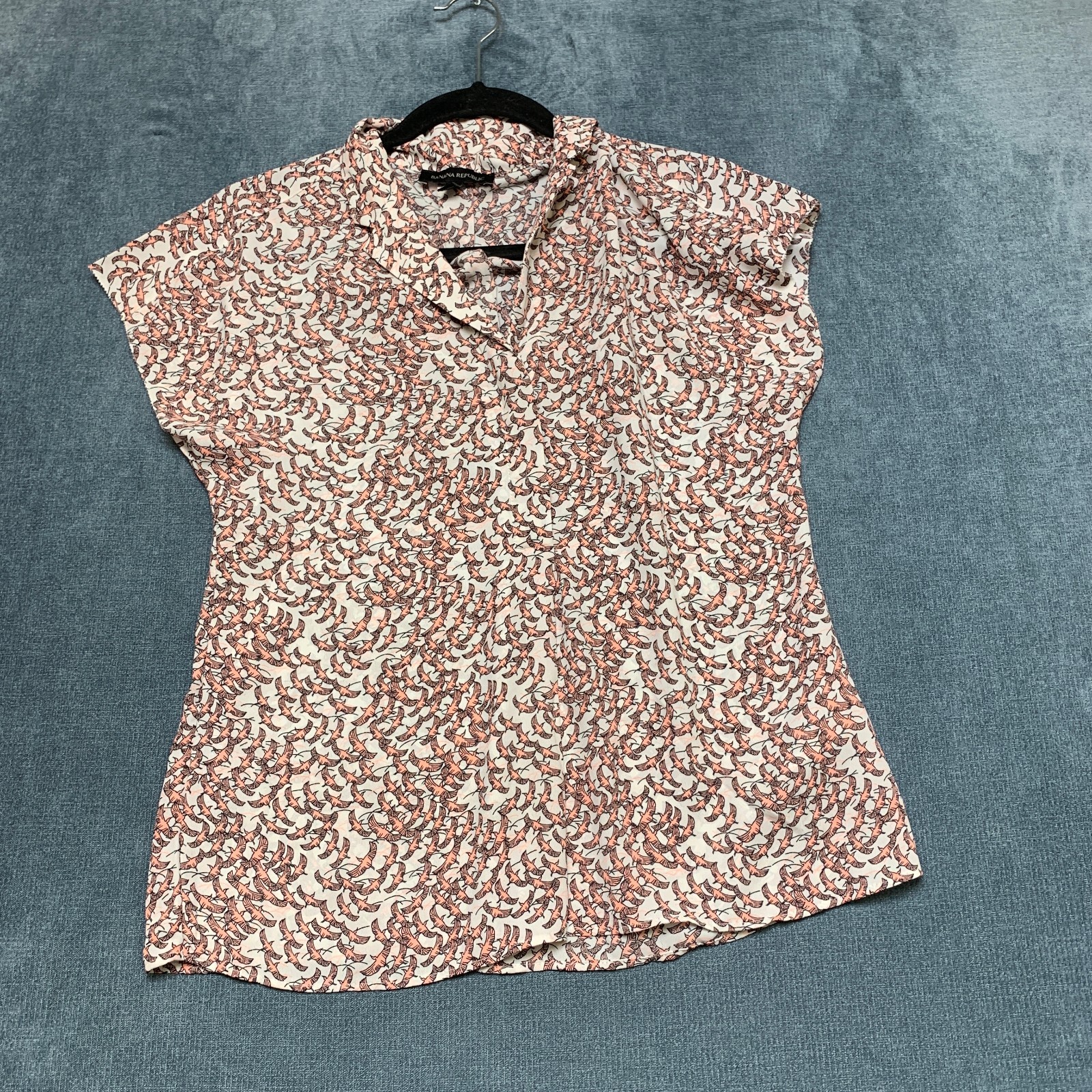 Banana Republic Blouse Top Womens Petite XS White Bird Print Crepe Short Sleeve