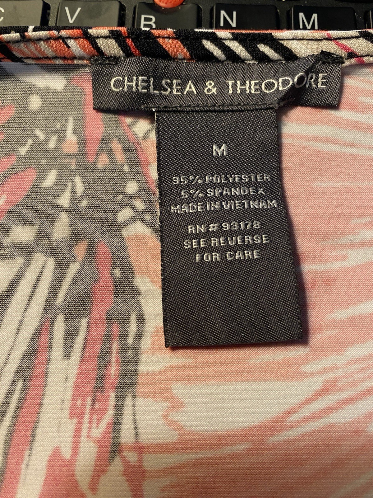 Chelsea & Theodore Multi Layer Blouse Abstract Design Womens Medium EUC