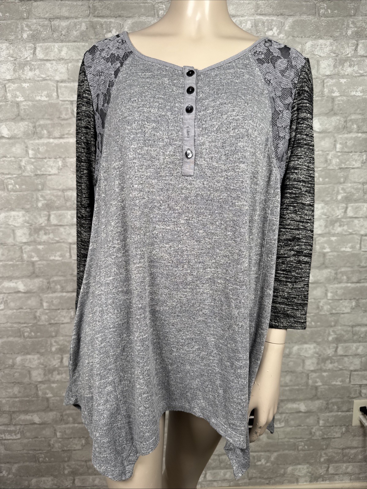 LOGO Lori Goldstein Med Gray 3/4 Sleeve 1/4 Button Sharkbite Hem Tunic Blouse