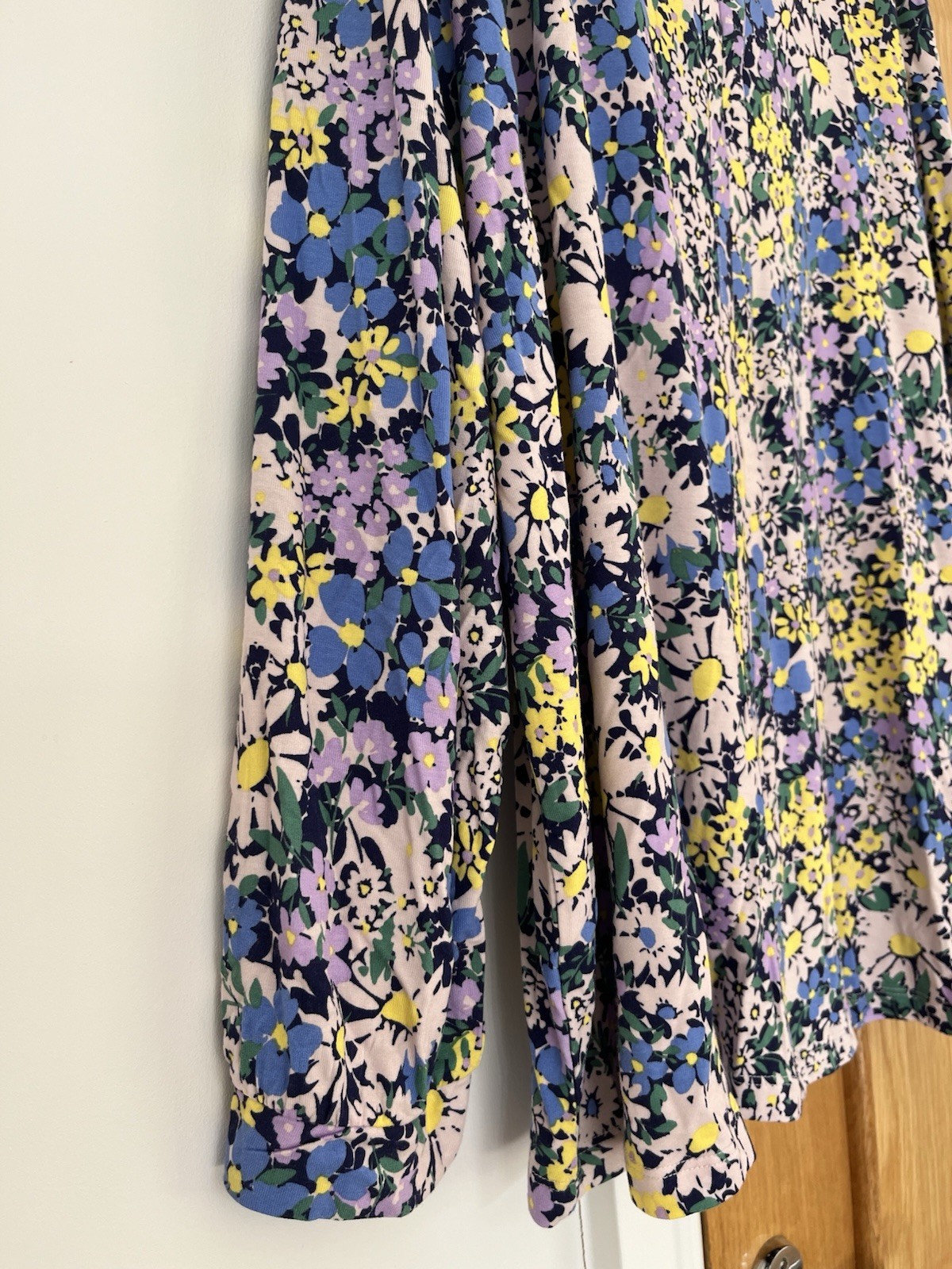 LADIES VERY PRETTY LONG SLEEVE SUMMER FLORAL TOP SIZE 22 LOVELY COLOURS BNWOT.