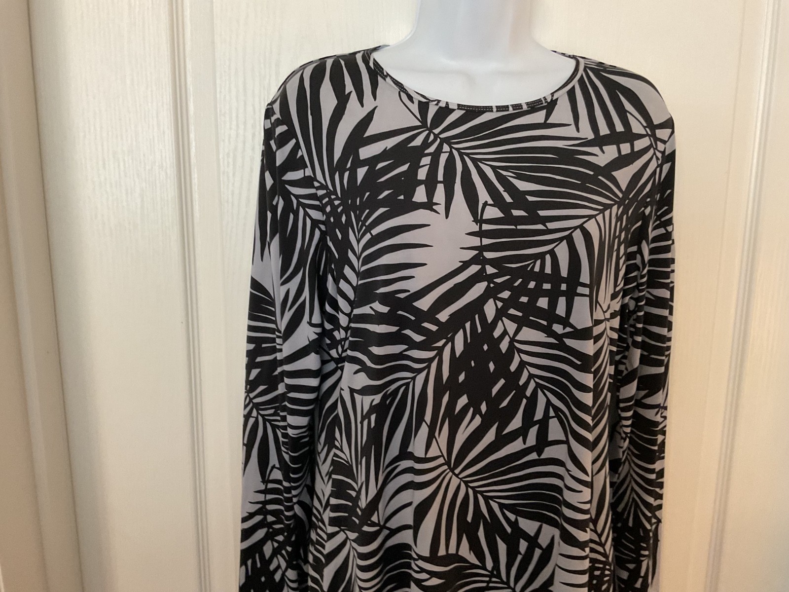LANDS’ END Black & Gray Palm Print Long Sleeve Top Size M/L -J40