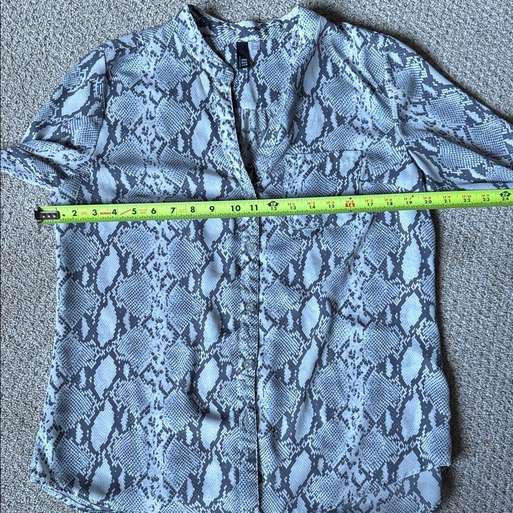 Kut from the Kloth Gray and White Snake Top