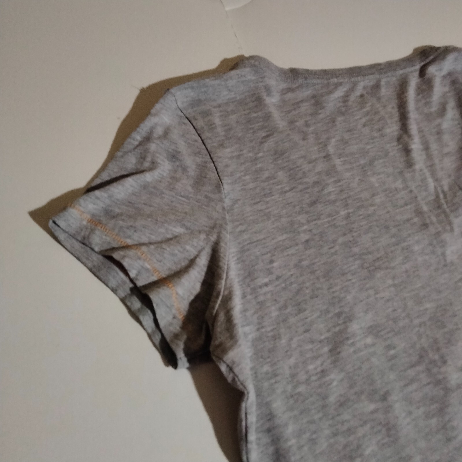 Fox Gray v-neck Short sleeve t-shirt medium women’s 30 inches wide