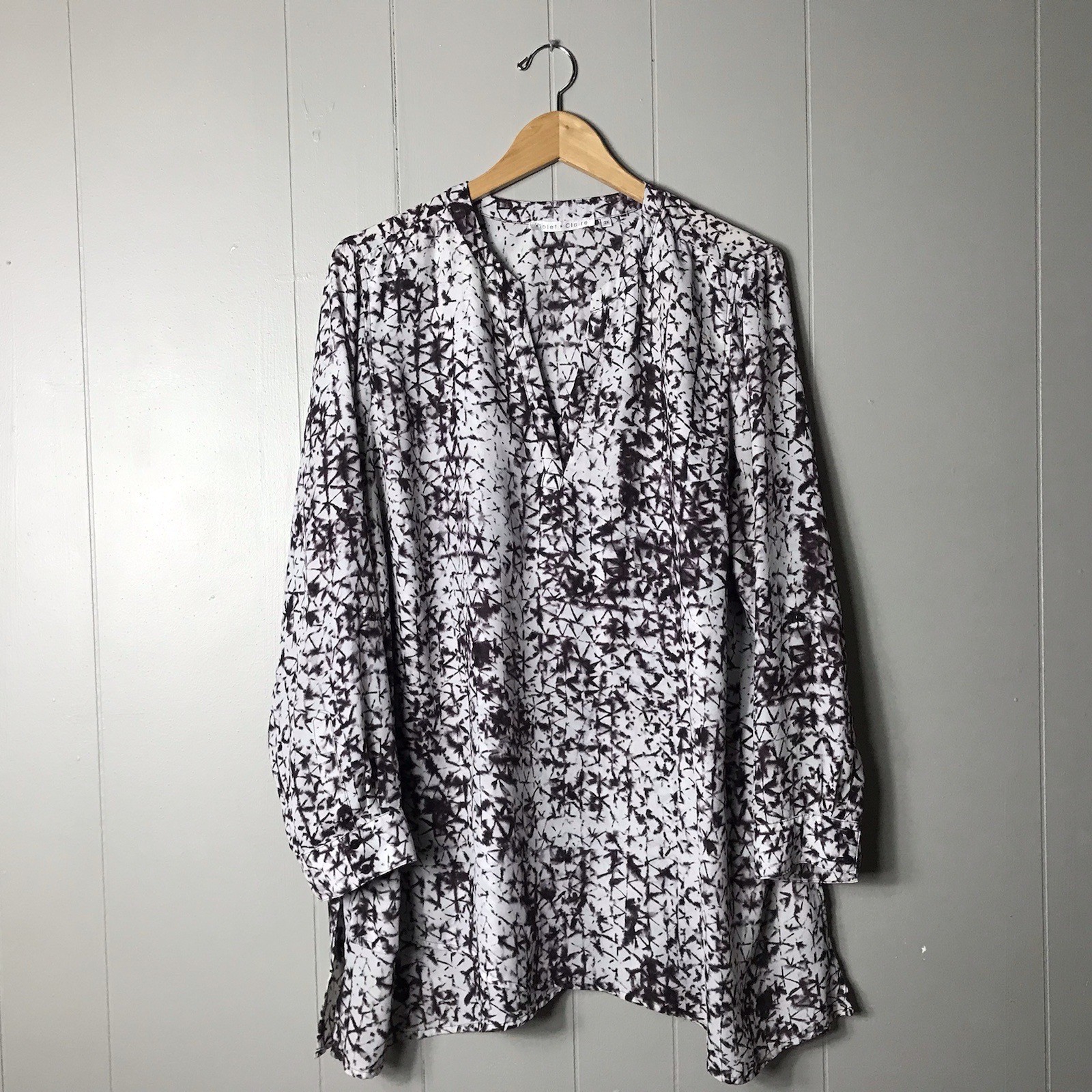 VIOLET + CLAIRE DARK PLUM ARTSY GOEMETERIC PATTERN TUNIC V NECK BLOUSE WOMENS 2X