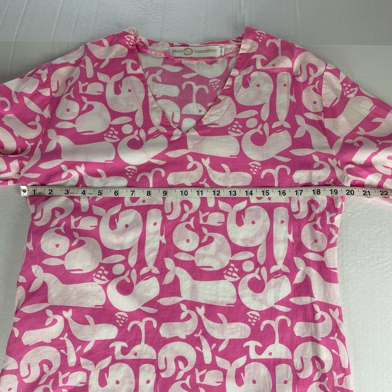 Tracy Negoshian Pink White Whale Print V Neck 3/4 Sleeve Tunic Blouse Size Small