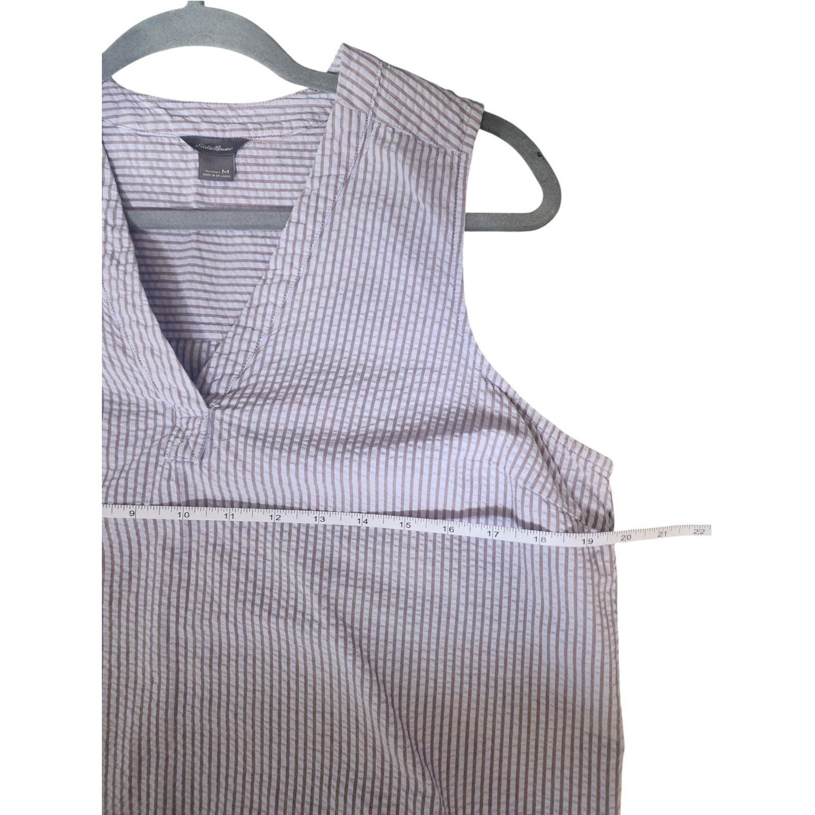 Eddie Bauer Womens Medium Tank Top Blue tan Striped Seersucker V-Neck Sleeveless