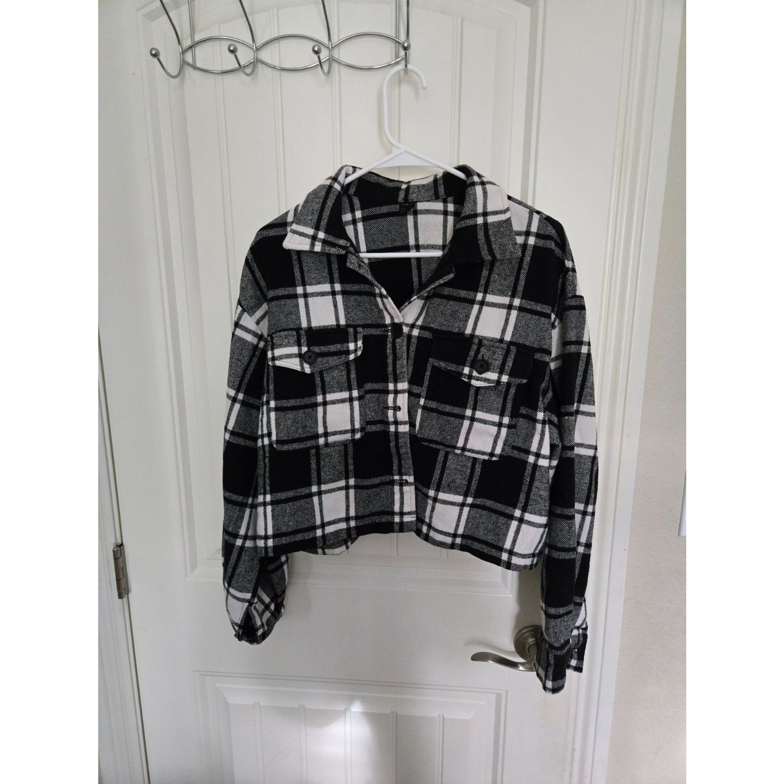 Women’s Cropped Flannel Shacket Black White Plaid Button Up Shirt Jacket