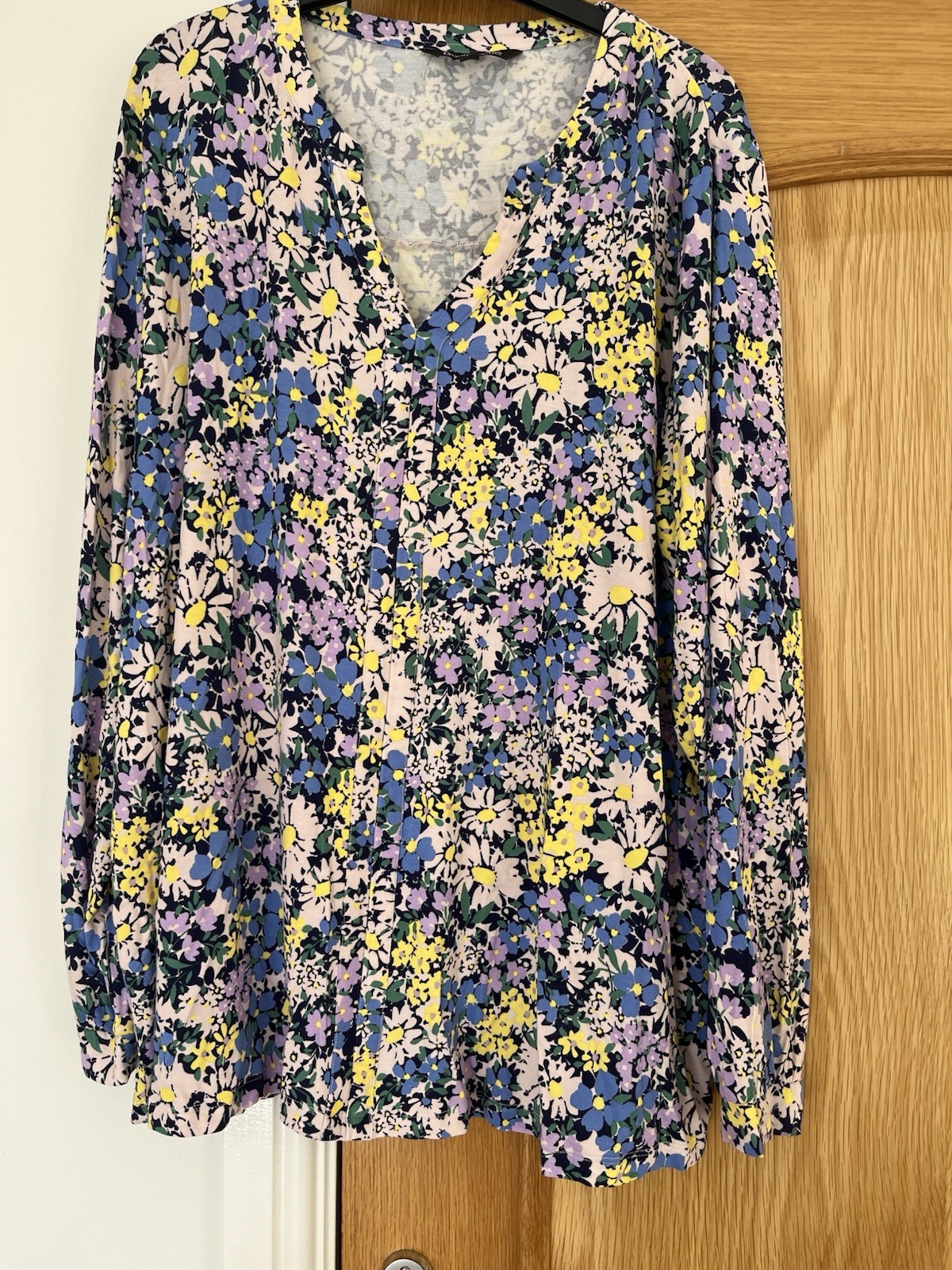 LADIES VERY PRETTY LONG SLEEVE SUMMER FLORAL TOP SIZE 22 LOVELY COLOURS BNWOT.
