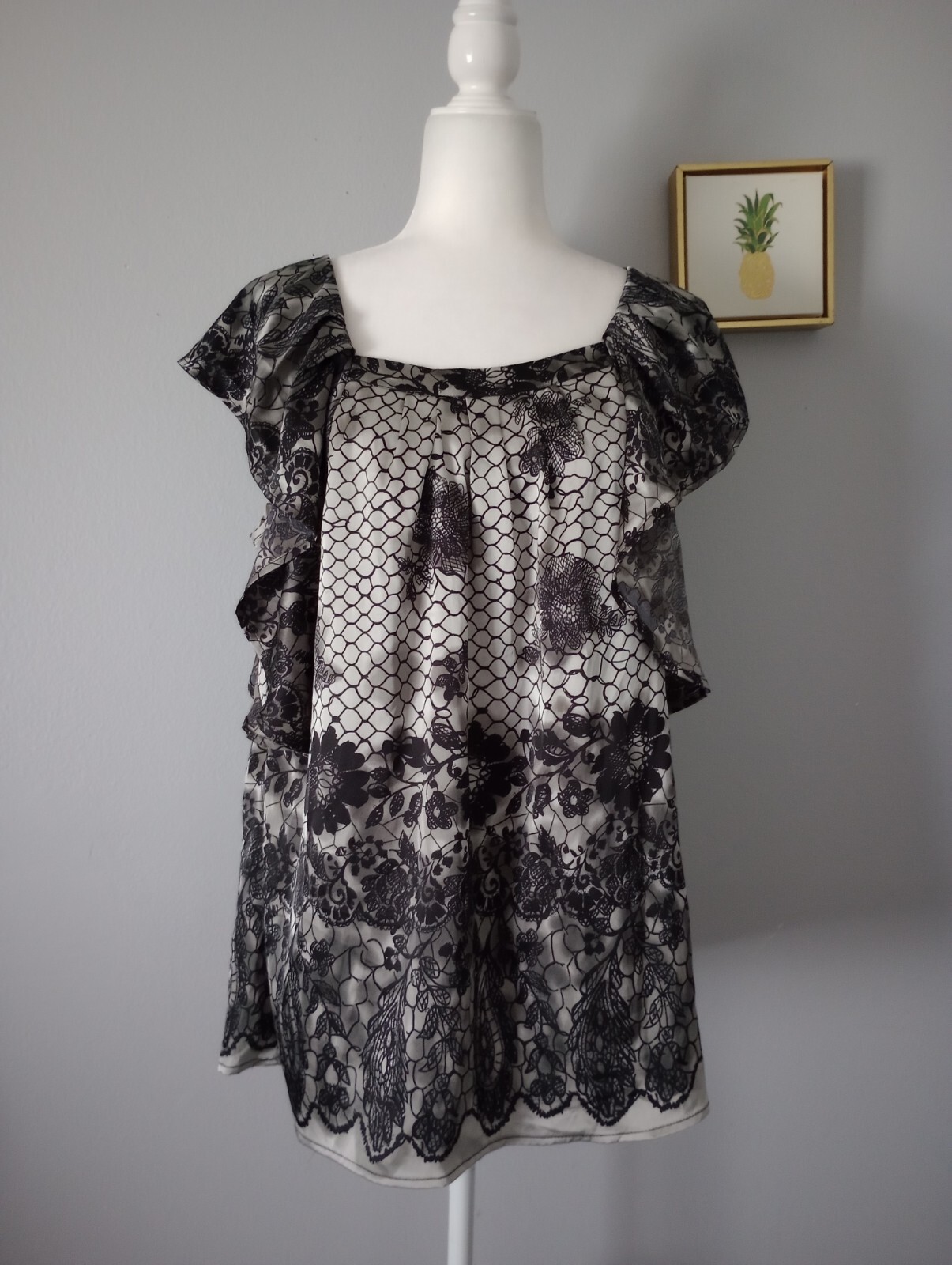 Top Women NUE options black and gray Large Ruffle Slevees Good Condition New