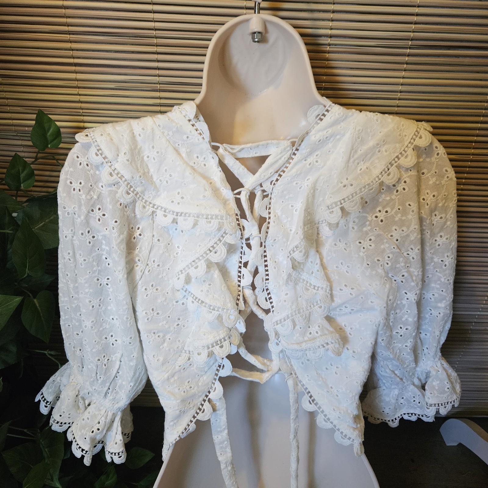 ASTR Women’s White Eyelet Ruffle Cropped Tie-Front V-Neck Blouse S