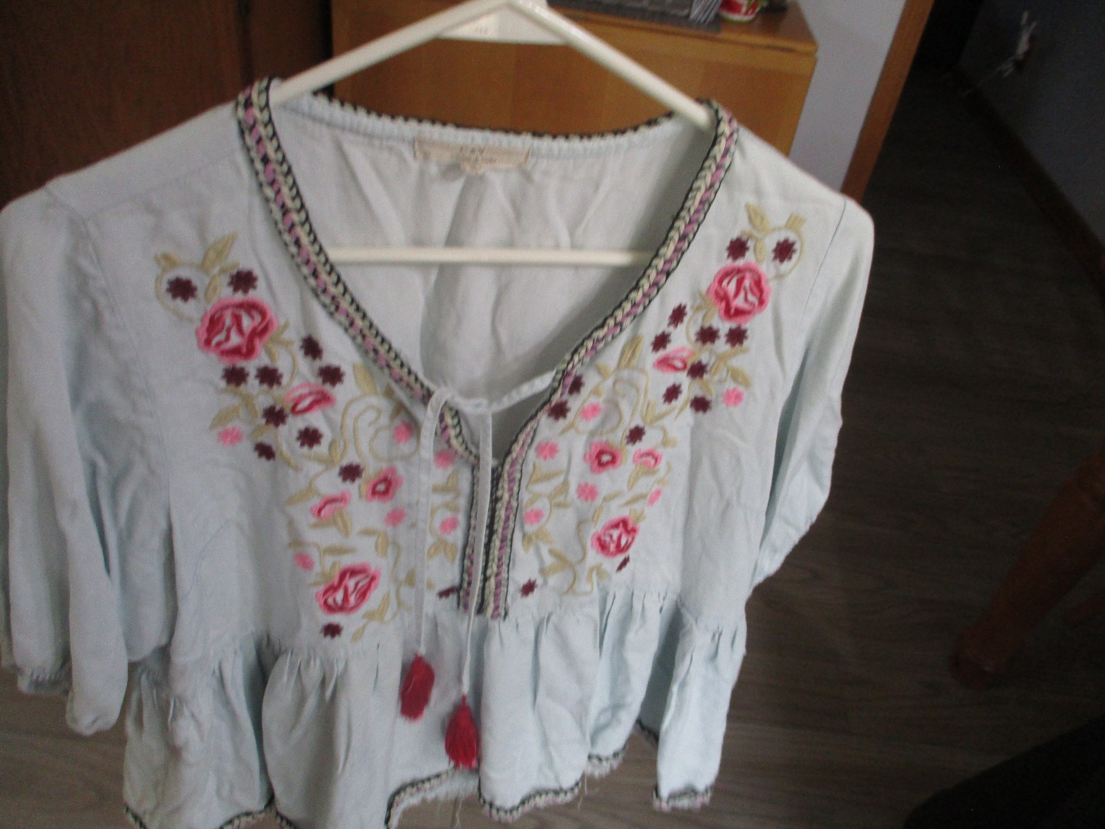 C & V ~Chelsea & Violet Distressed Cropped Top W/Embroidery Design,Size Large,
