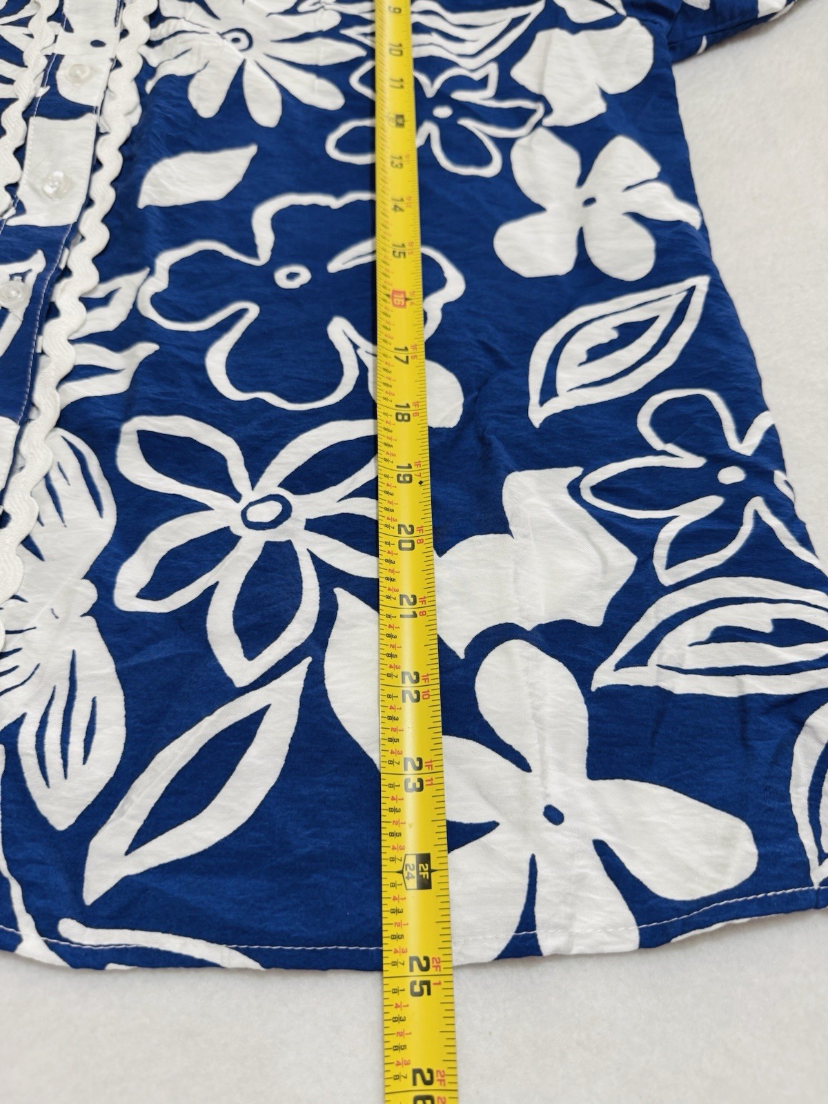 Como Black Women’s Floral Lace Blouse Size L Blue White Long Sleeve Button NWT