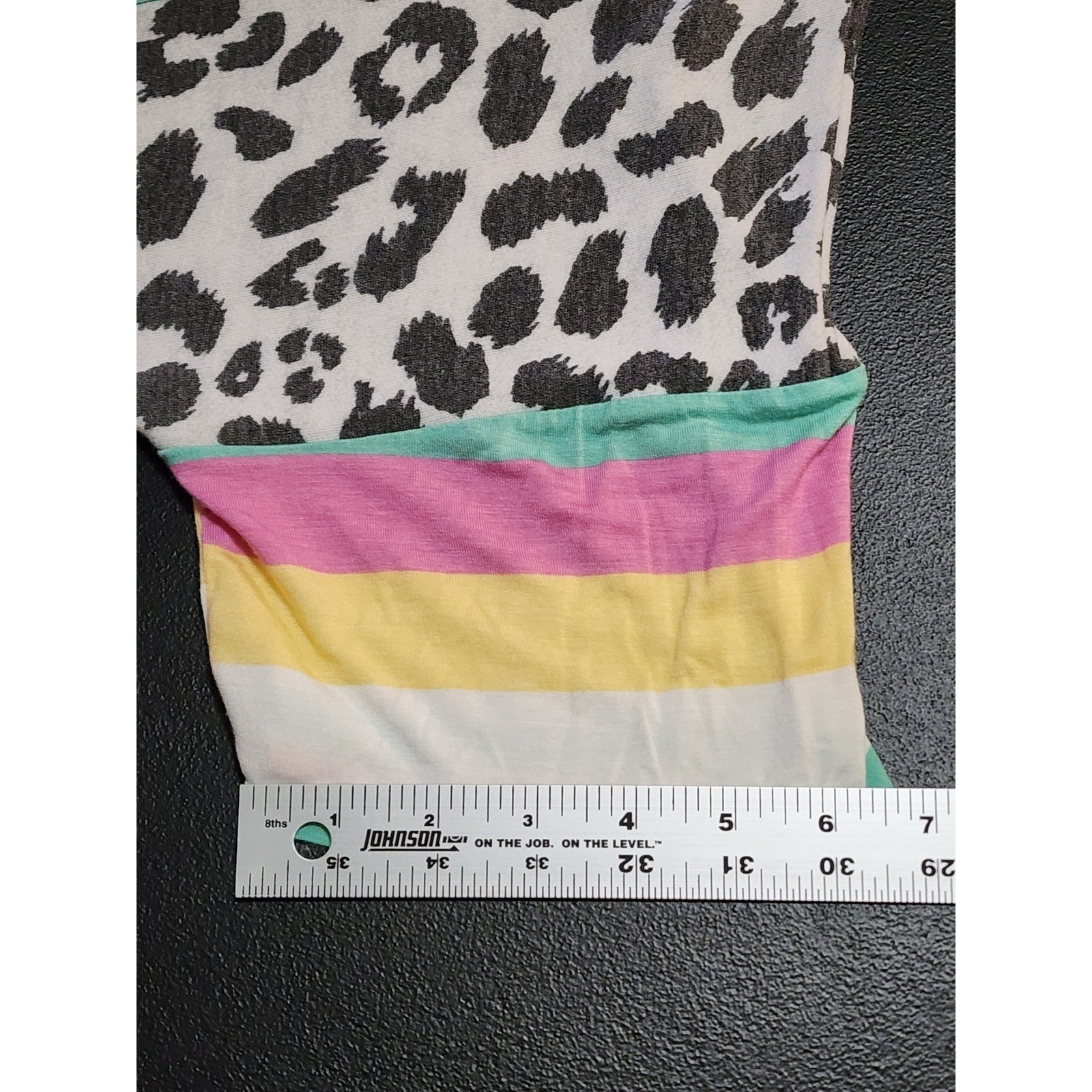 Unbranded Leopard Print Tee Rainbow Stripe Sleeve Size XL Grey White Rainbow