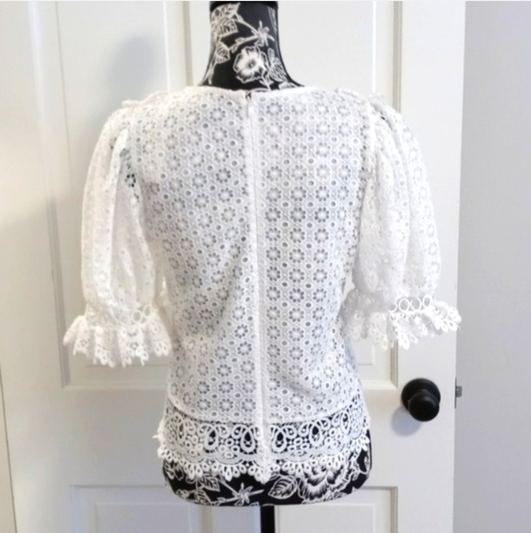 🆕️ 🤍MEDIUM Express🤍 – White Eyelet Puff Sleeve Top